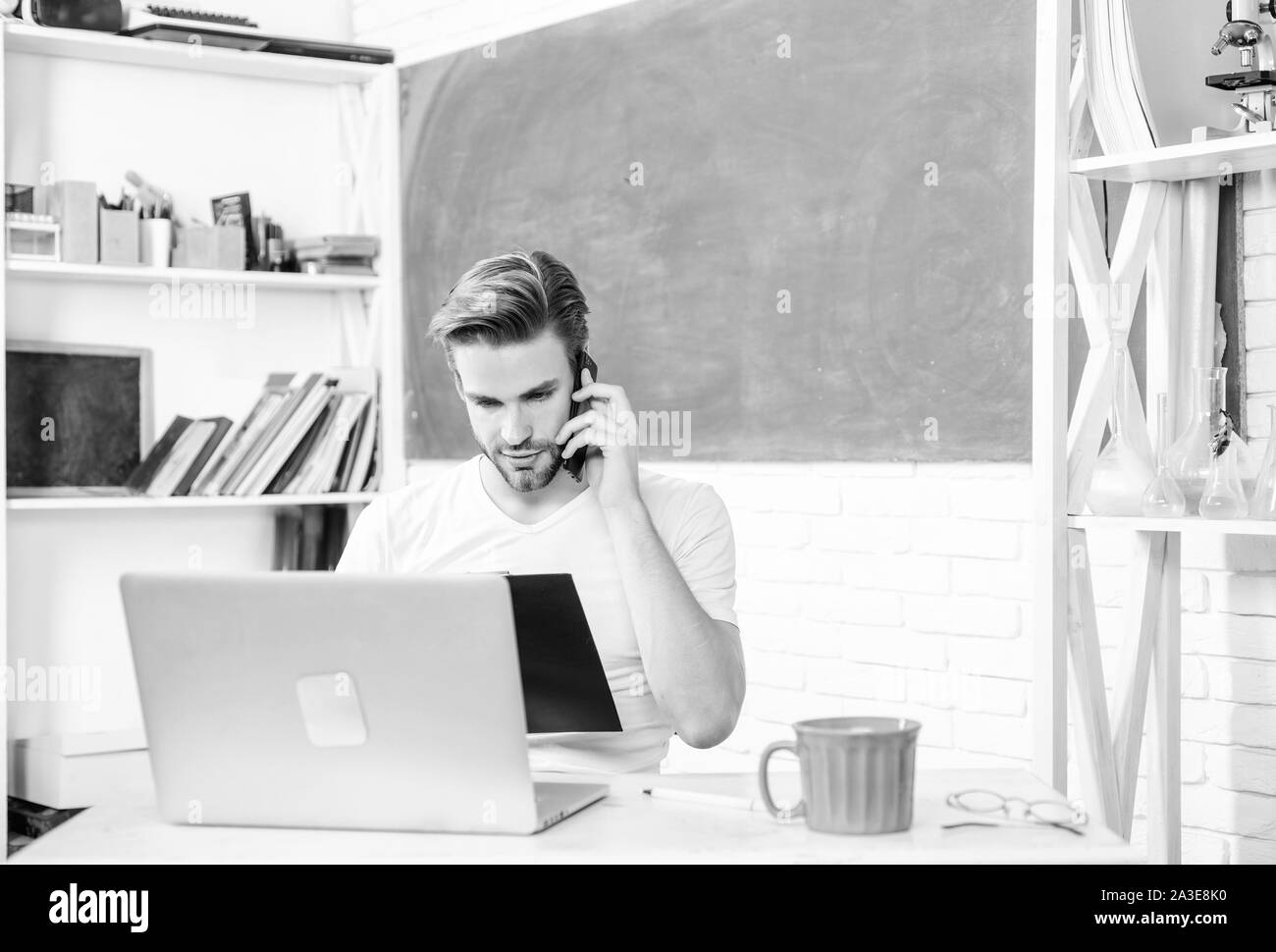 Hai bisogno di aiuto. istruzione moderna. vita del college. insegnante della scuola utilizzare computer e telefono. l uomo rendere nota e bere il caffè. torna a scuola. Giorno feriale mattina. studente uomo in aula con tazza da tè. Foto Stock