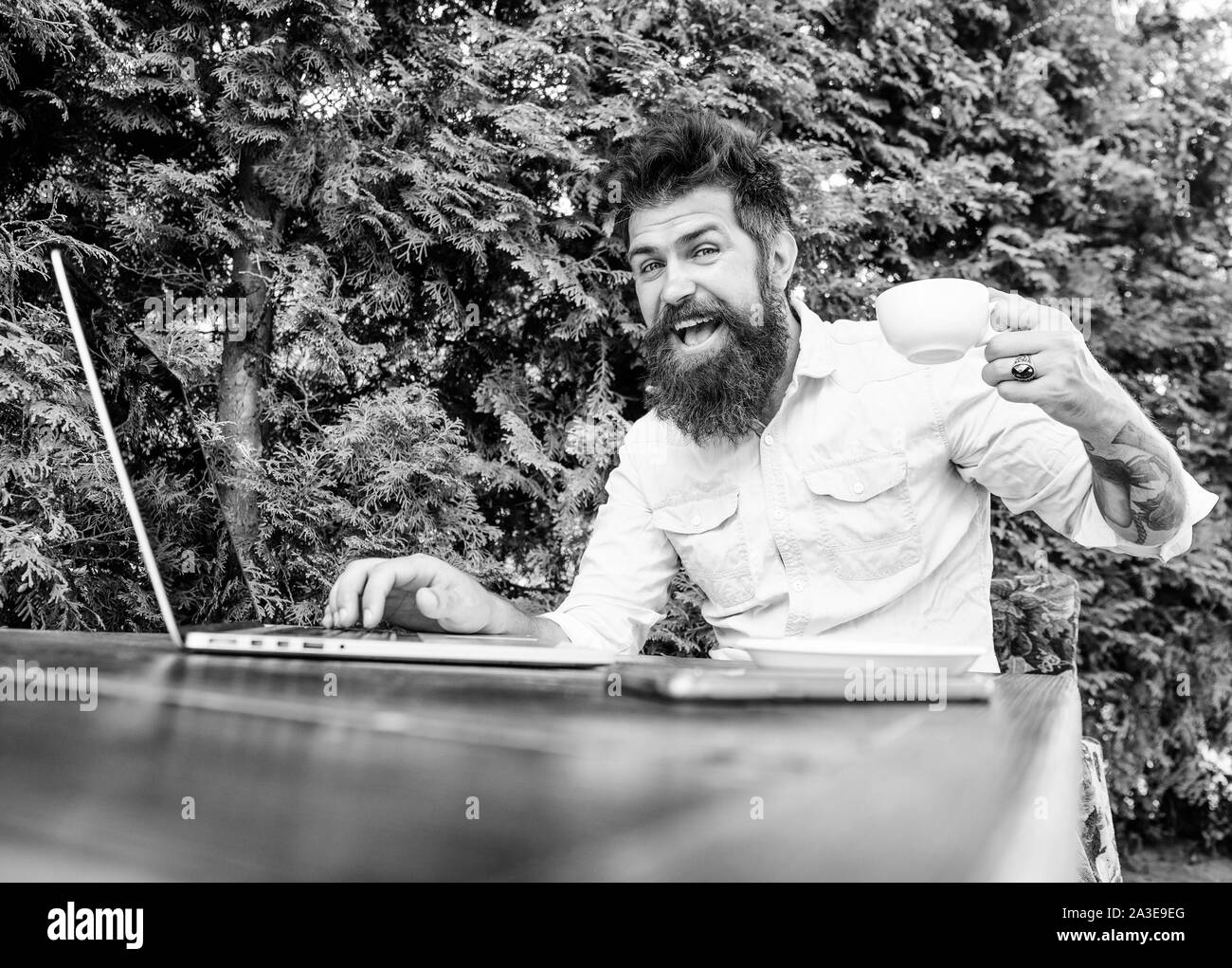 Trattativa perfetta. aziende agili. Il successo di un'azienda. uomo felice lavorando su laptop. lavoratore di ufficio. Imprenditore di successo. brutale barbuto hipster alla pausa caffè. Rispondere sul business della posta elettronica. Foto Stock