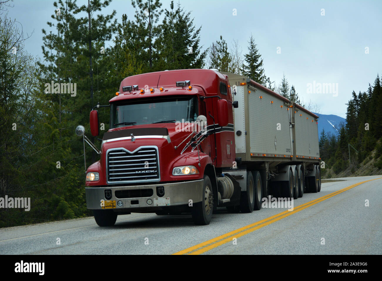 Rosso Consegna Carrello su autostrada Foto Stock