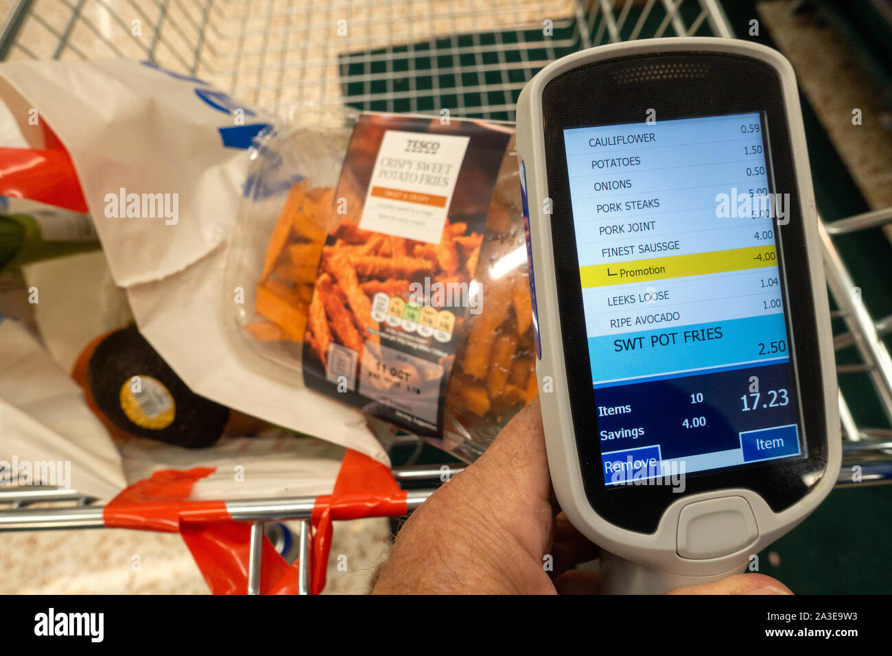 Il cibo nel supermercato Carrello trolley con scansione come si acquista ricevitore Foto Stock