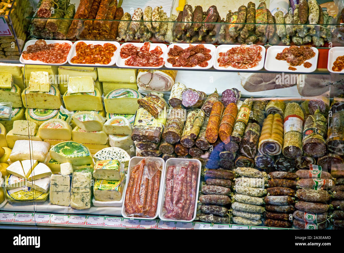 Vari salumi e formaggi prodotti sul display a Kleinmarkthalle in Frankfurt am Main Germania Foto Stock