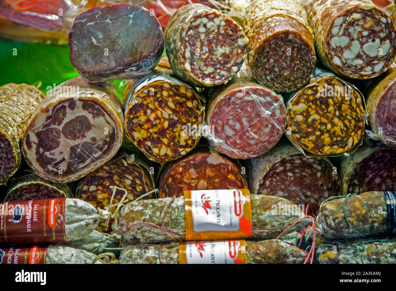 Varie wursts sul display a Kleinmarkthalle in Frankfurt am Main Germania Foto Stock