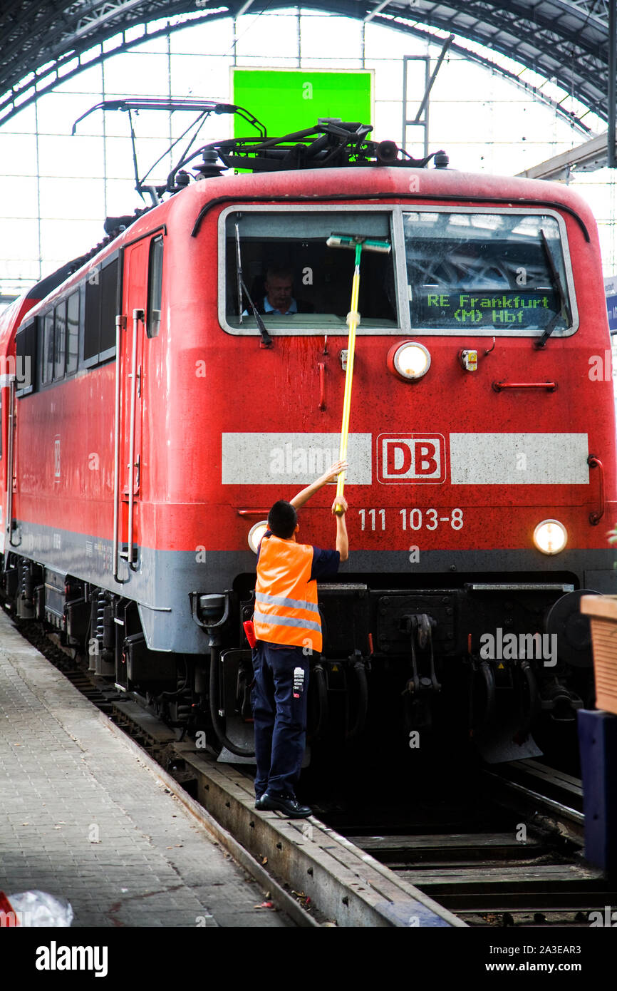 Treno avente le sue finestre puliti alla Hauptbahnhof (stazione ferroviaria) di Francoforte. Francoforte sul Meno Germania Foto Stock