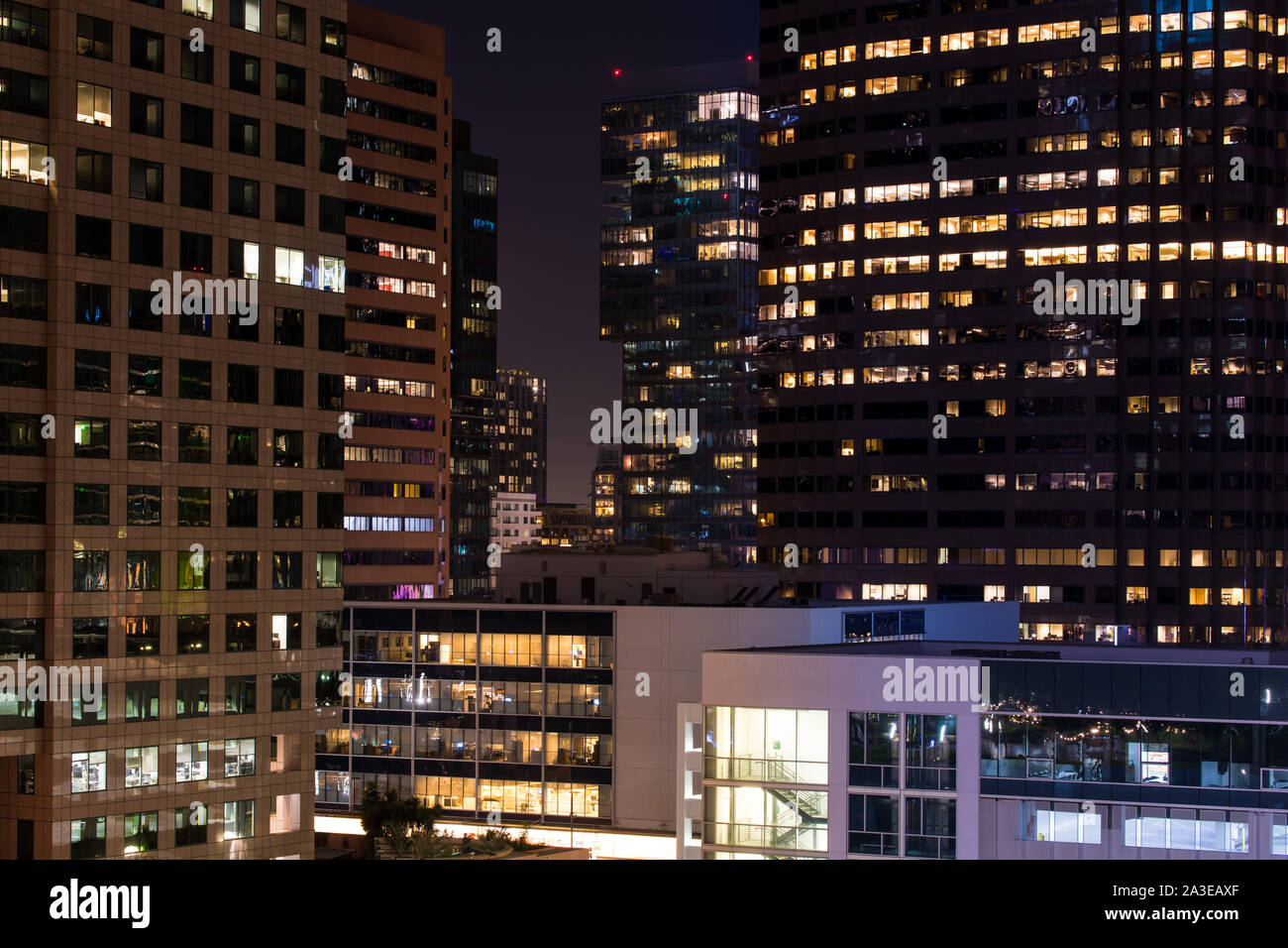 Densa paesaggio urbano degli edifici moderni a notte nel centro di Los Angeles in California Foto Stock