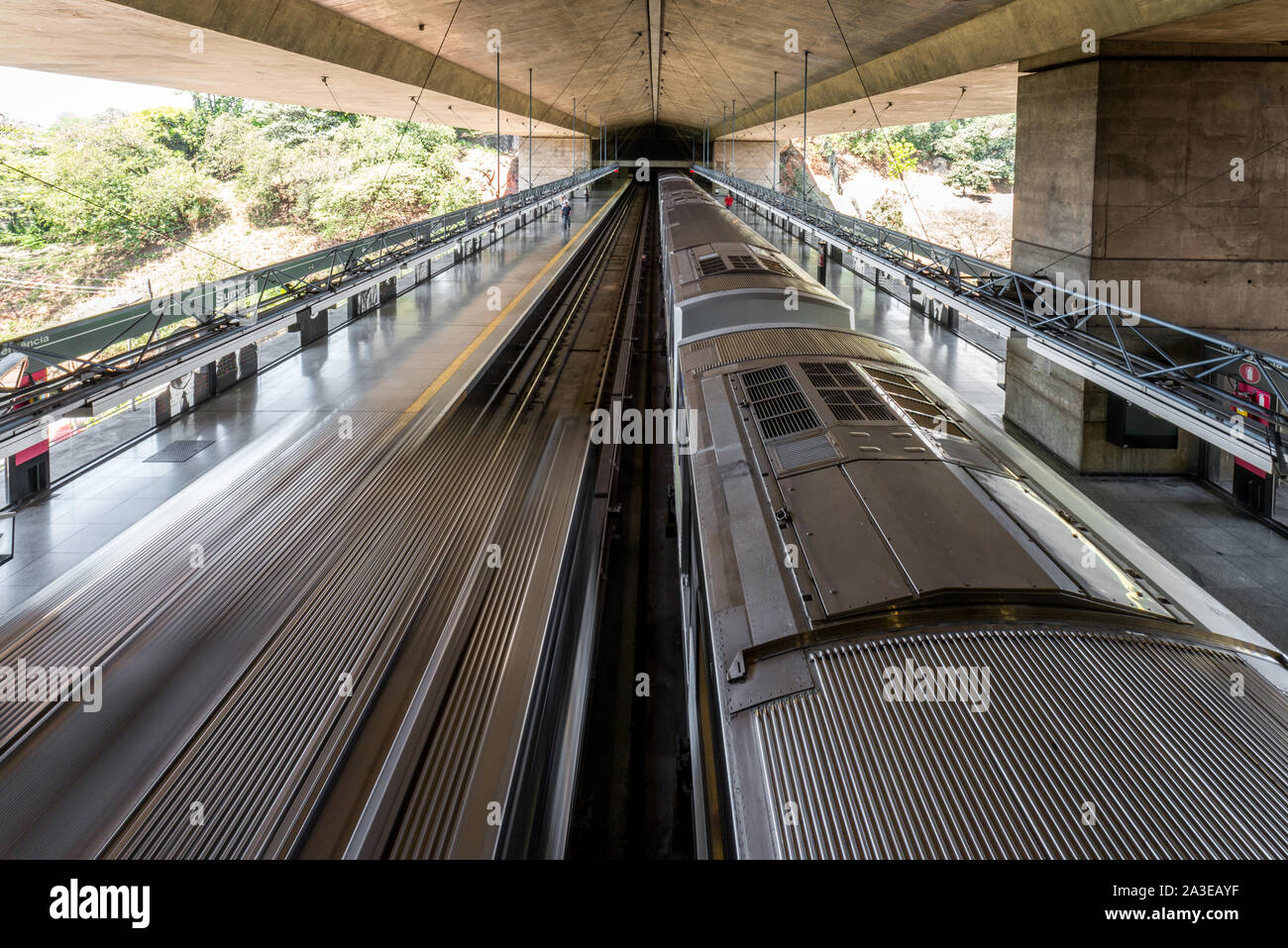 SAO PAULO, Brasile - 05, Ottobre 2019: immagine orizzontale di due treni in l'incredibile architettura Sumare Stazione della metropolitana si trova in Sao Paulo, Brasile Foto Stock