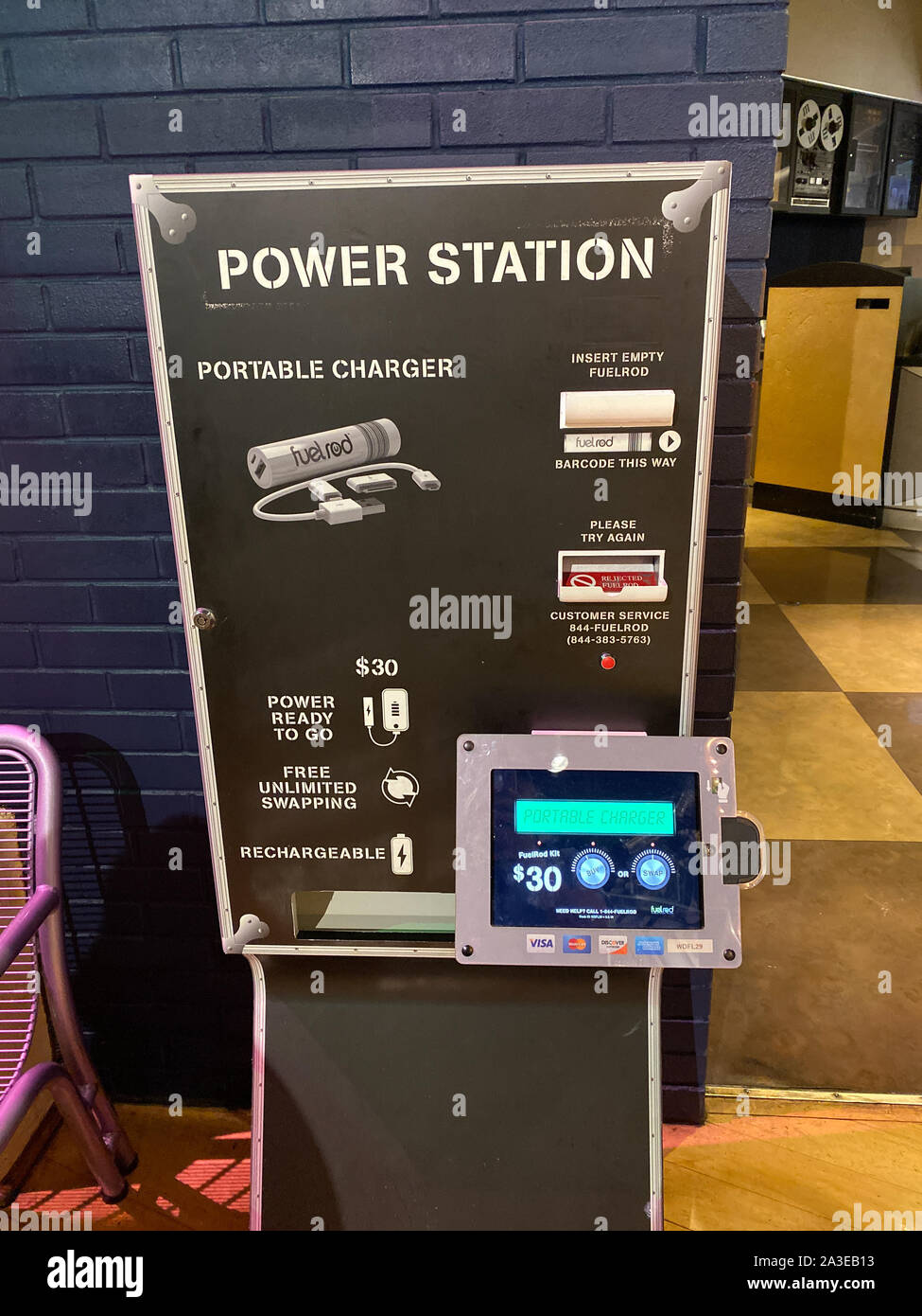 Orlando,FL/USA-10/5/19: FuelRods power station kiosk presso un parco a tema. FuelRods è un riutilizzabile, il sistema di carica portatile per dispositivi mobili. Foto Stock