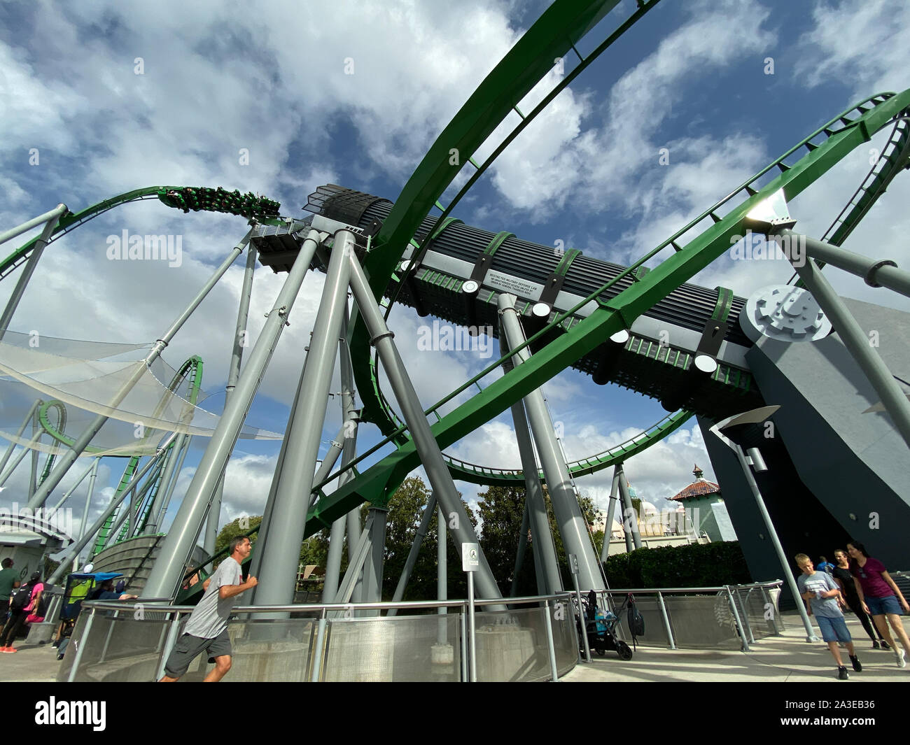 Orlando,FL/USA-10/6/19: persone casualmente a cavallo di un roller coaster auto in esecuzione il circuito sulla carcassa Roller Coaster presso gli Universal Studios. Foto Stock