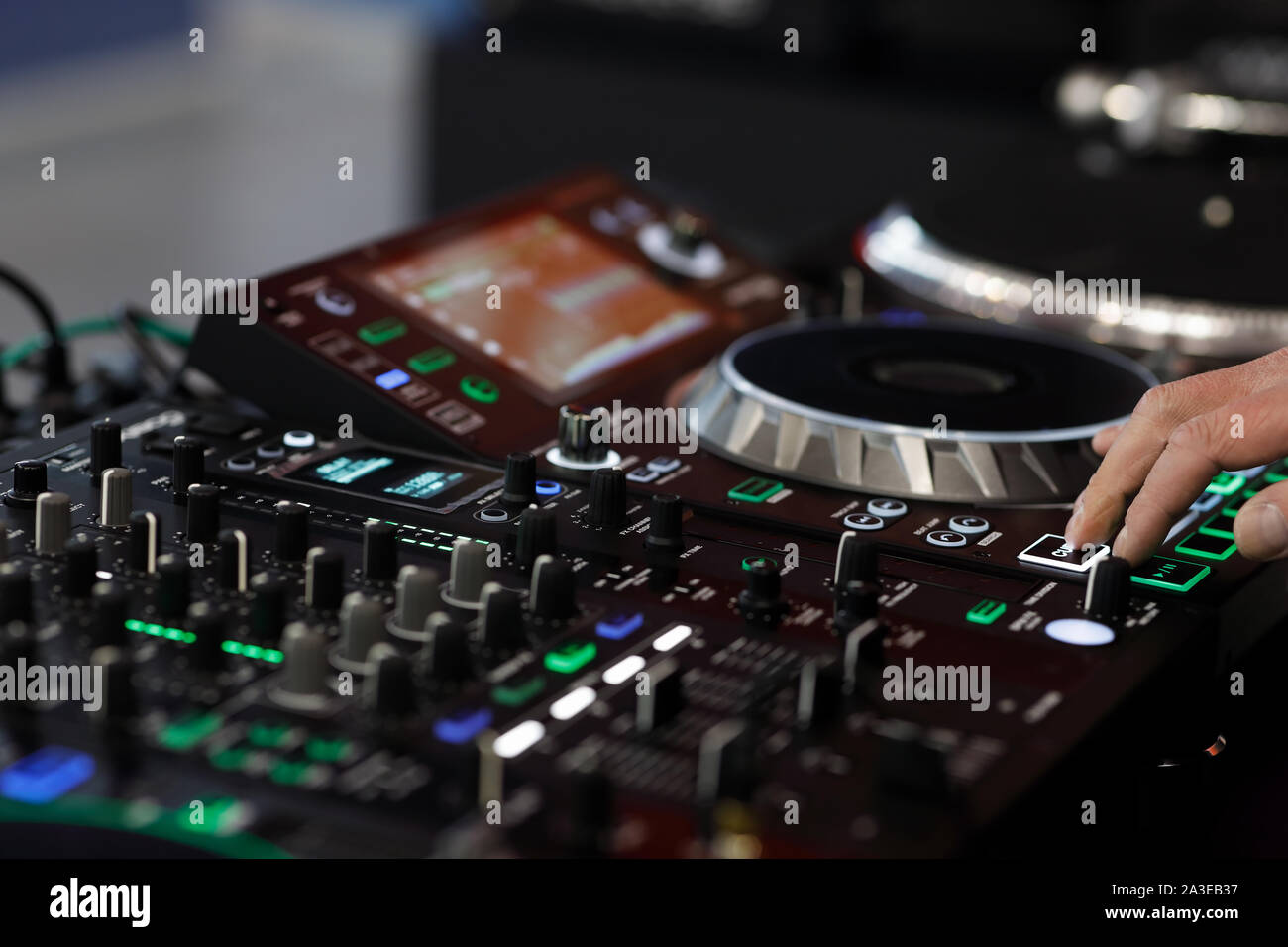 DJ utilizzando un mixer audio controller per riprodurre la musica. Messa a fuoco selettiva. Foto Stock