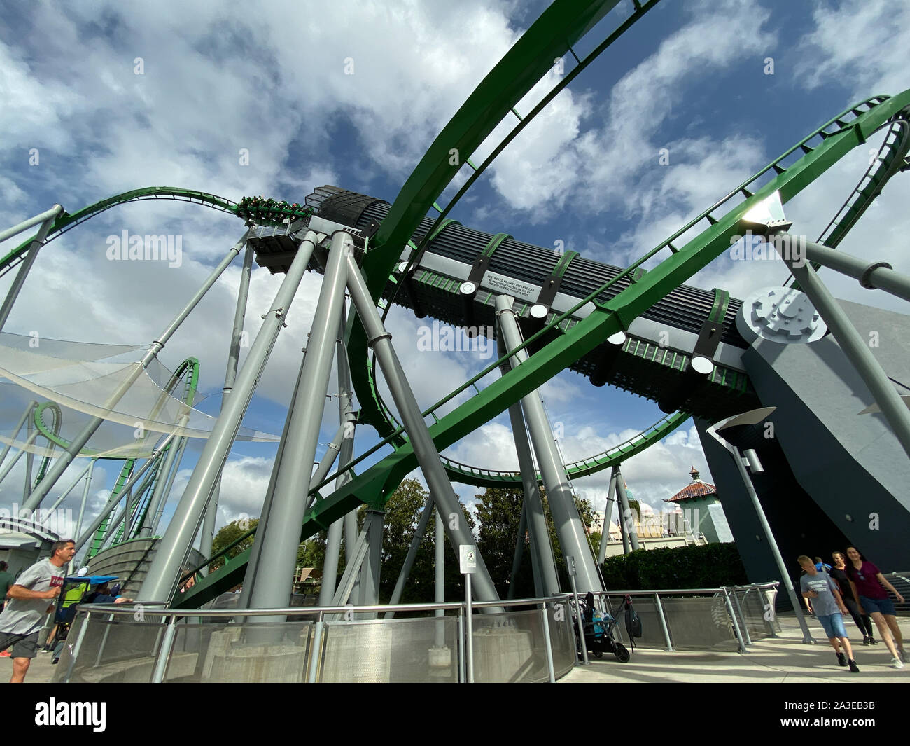 Orlando,FL/USA-10/6/19: persone casualmente a cavallo di un roller coaster auto in esecuzione il circuito sulla carcassa Roller Coaster presso gli Universal Studios. Foto Stock