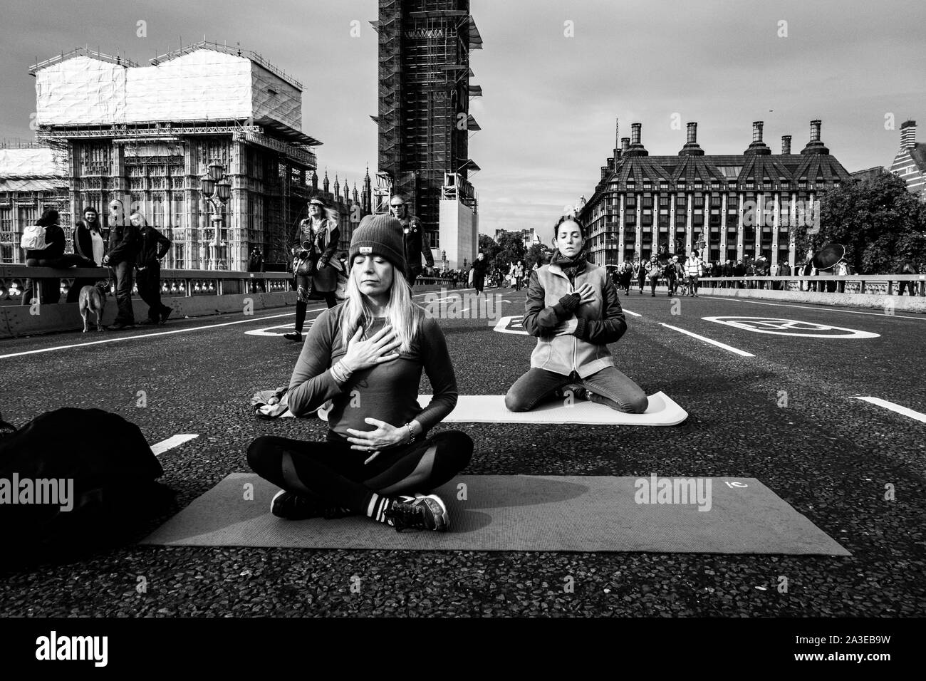 Estinzione Rebellion, occupare Trafalgar Square a Londra, chiedendo al governo di agire ora contro il cambiamento climatico Foto Stock