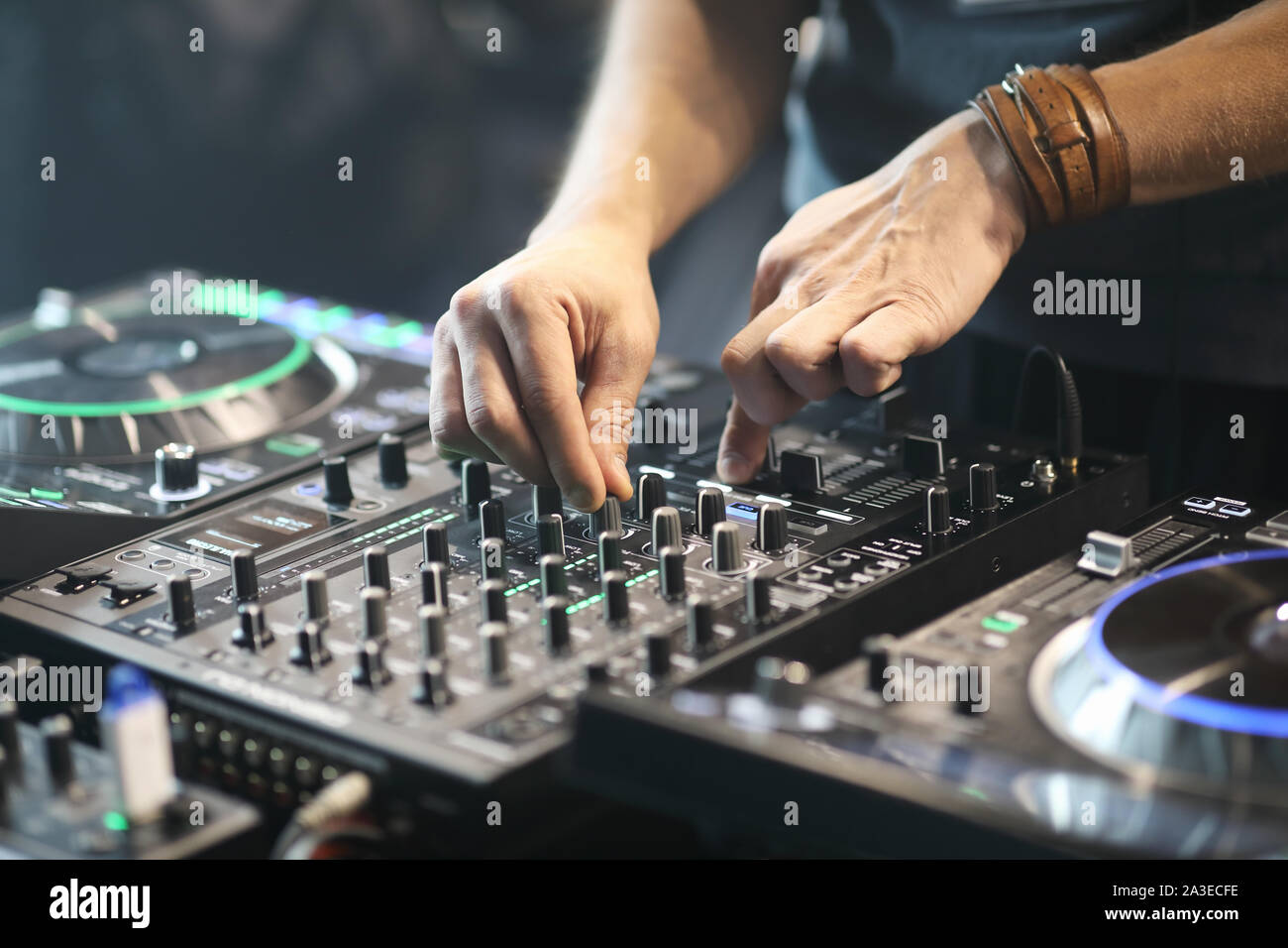 DJ utilizzando il controller audio per mixare musica. Messa a fuoco selettiva. Foto Stock