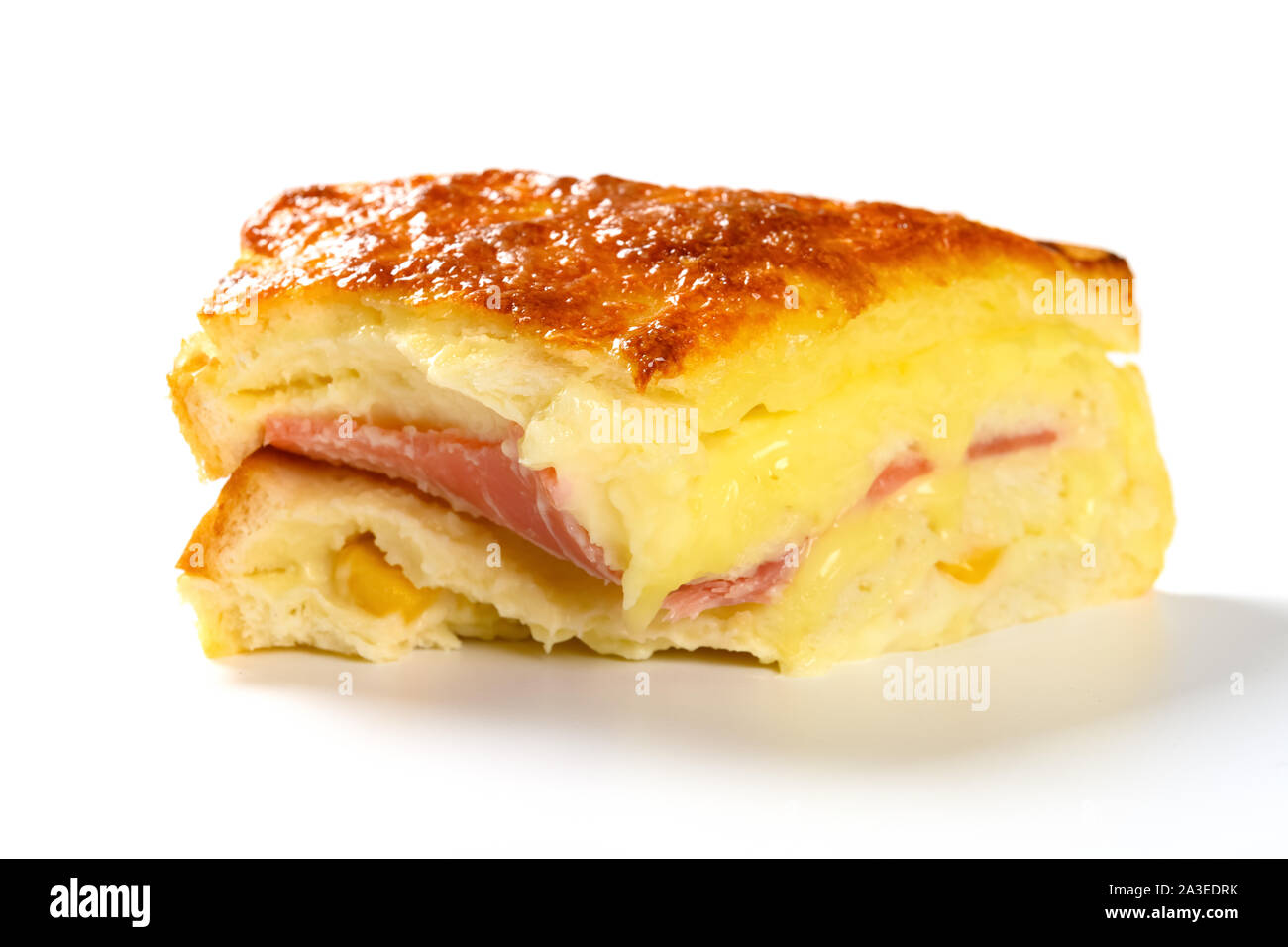 Vista laterale la metà mangiato sandwich con barbecue di carne di maiale e mais su sfondo bianco Foto Stock