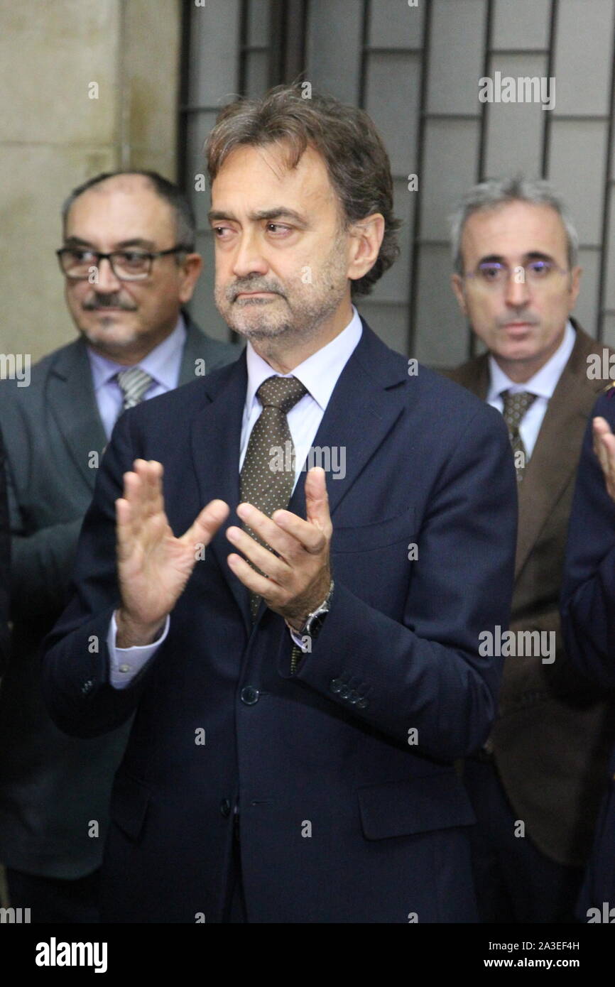 Napoli, Italia. 07 ott 2019. La solidarietà fiaccolata per i due poliziotti uccisi a Trieste, di fronte alla sede della polizia in Napoli.Nella foto Alessandro Giuliano (C), il soprintendente ( QUESTORE DELLA POLIZIA DI STATO ) (foto di Salvatore Esposito/Pacific Stampa) Credito: Pacific Press Agency/Alamy Live News Foto Stock