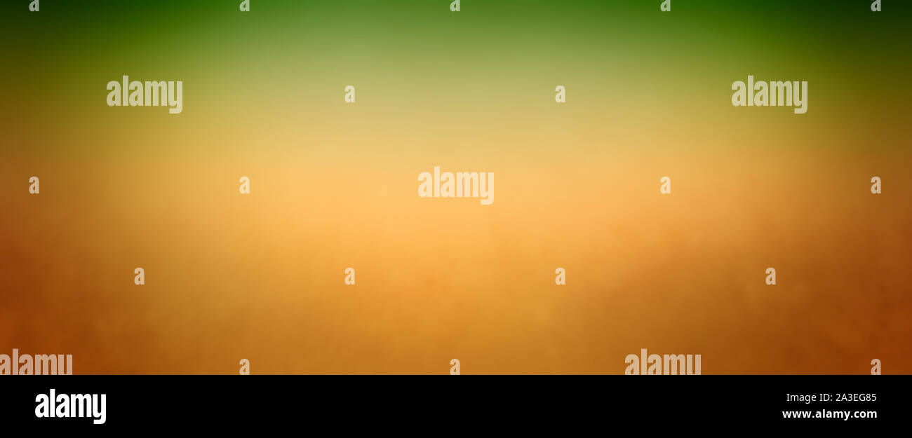 Gradiente di caldi colori arancione oro e verde in una trama liscia blur e bordo scuro nel disegno astratto sfondo sfocato Foto Stock