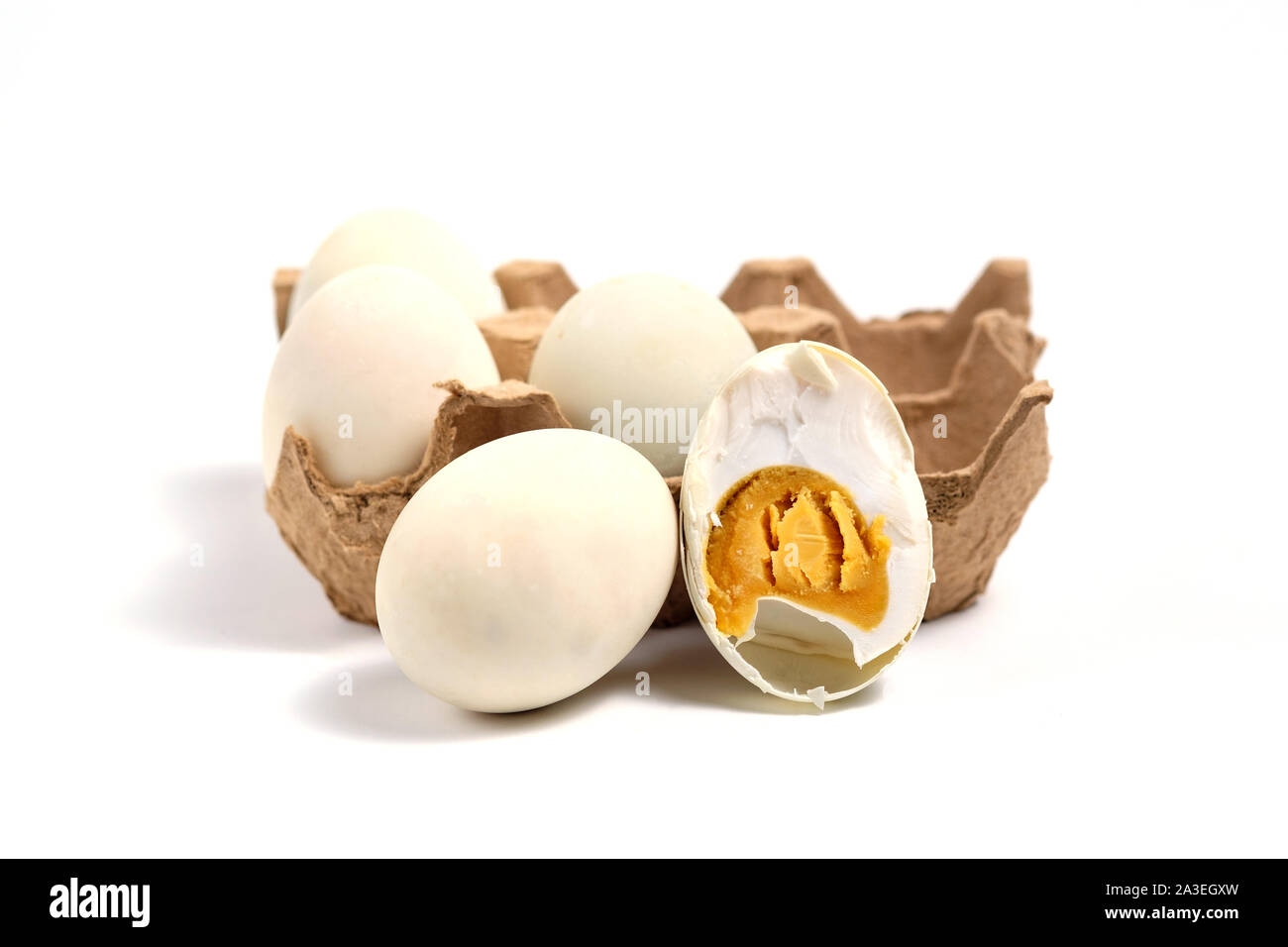 Salate di papero uovo su sfondo bianco con uno di esso essendo tagliate a metà Foto Stock