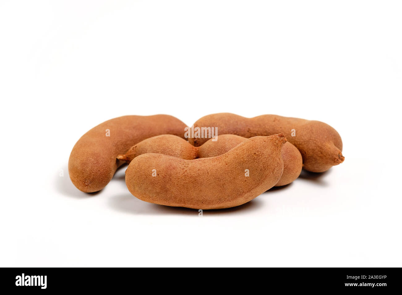 Tamarindo maturo e pronto a mangiare in bianco sullo sfondo isolato Foto Stock