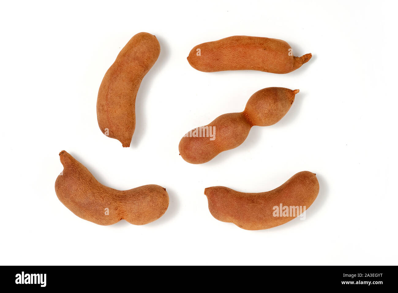 Tamarindo maturo e pronto a mangiare in bianco sullo sfondo isolato Foto Stock