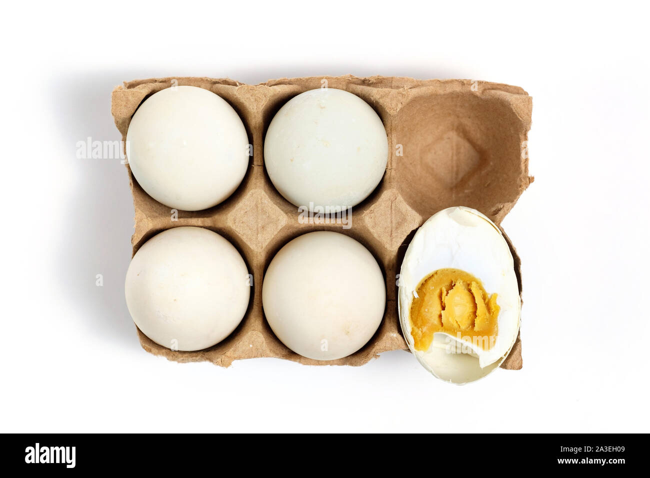 Salate di papero uovo su sfondo bianco con uno di esso essendo tagliate a metà Foto Stock