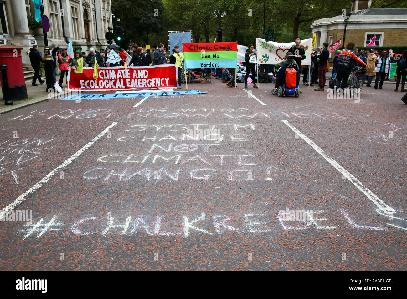 Londra, Regno Unito. 07 ott 2019. Graffiti è visibile sulla strada durante la dimostrazione. Credito: SOPA Immagini limitata/Alamy Live News Foto Stock