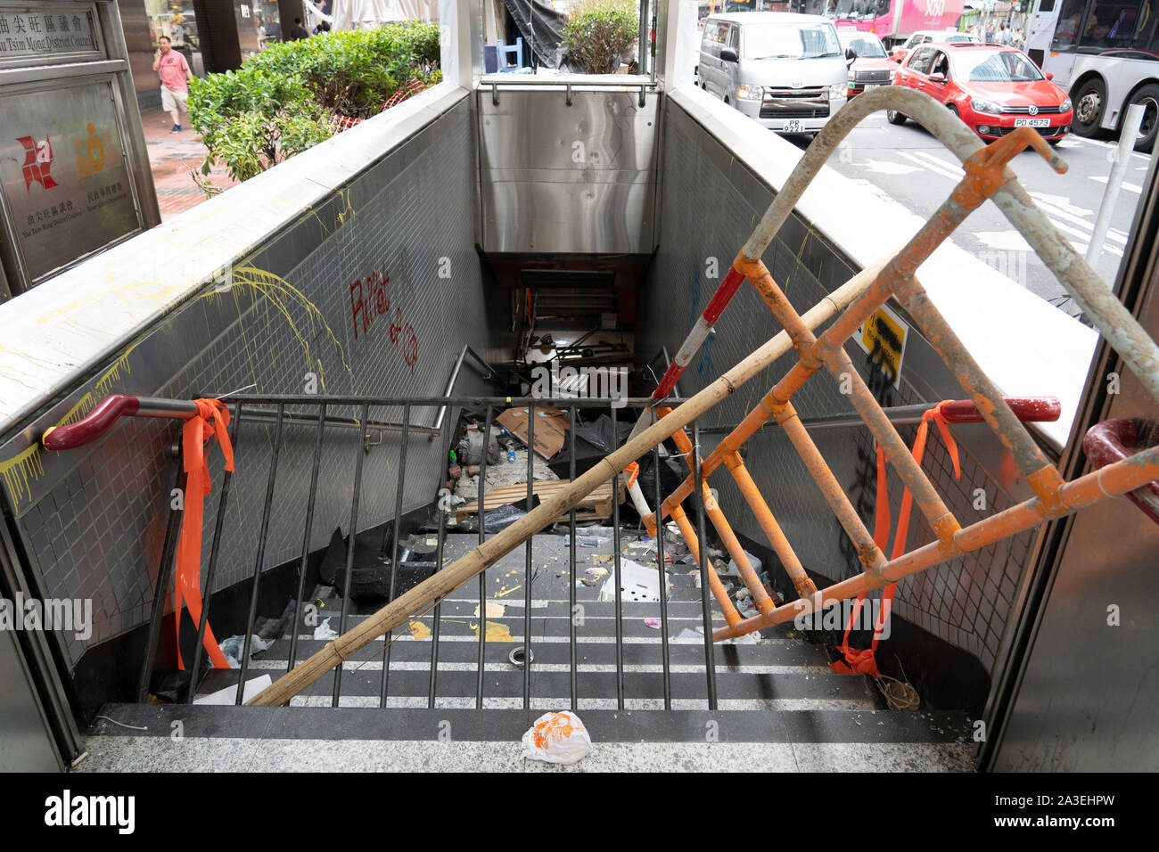 Kowloon, Hong Kong, Cina. 7 Ottobre, 2019. Dopo una notte di violenti scontri tra la polizia e la pro-democrazia manifestanti in MongKok e stazione YauMaTei in Kowloon, molti MTR, stazioni ferroviarie e che cosa sono il pensiero di essere pro-Pechino franchise business sono stati soggetto ad atti vandalici. Ingresso alla stazione MTR di soggetto ad atti vandalici. Foto Stock