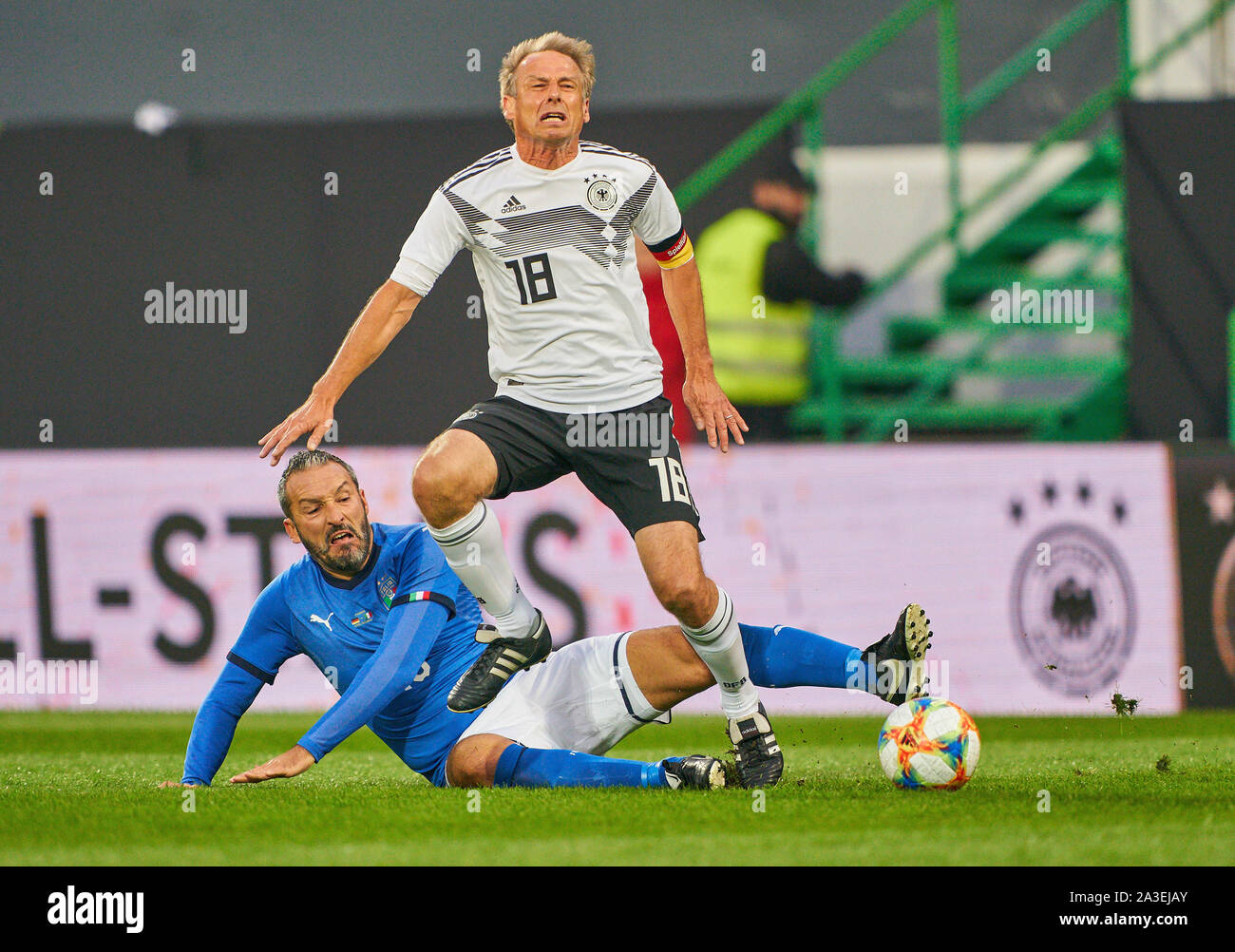 La Furth, Germania. Il 7 ottobre, 2019. Juergen KLINSMANN, DFB 18 competere per la palla, affrontando, duello, intestazione zweikampf, azione, lotta contro Gianluca ZAMBROTTA DFB TUTTI-stelle - Italia tutte le stelle 1.della Lega calcio tedesca , Fürth, Ottobre 07, 2019 stagione 2019/2020 © Peter Schatz / Alamy Live News Foto Stock