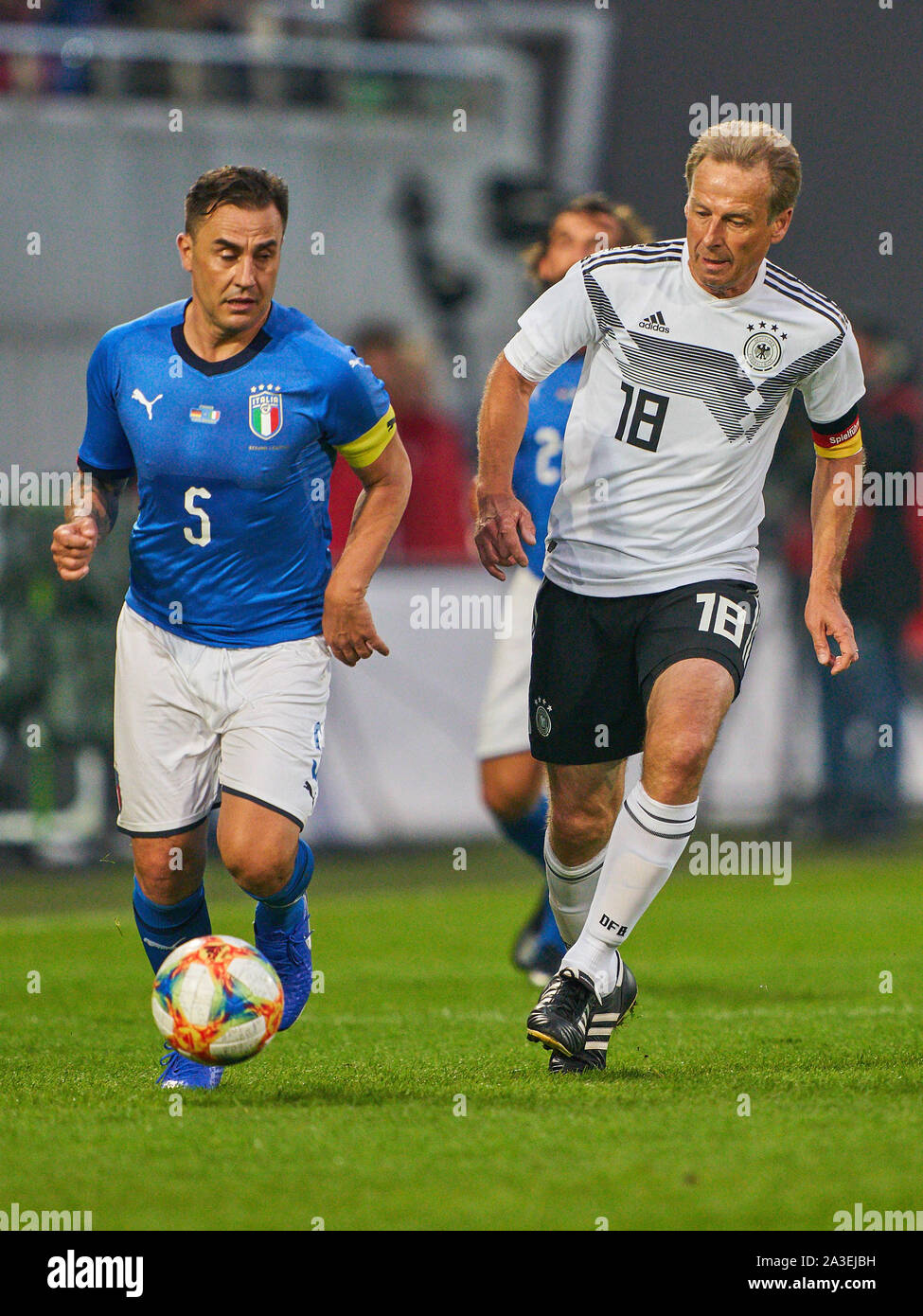 La Furth, Germania. Il 7 ottobre, 2019. Juergen KLINSMANN, DFB 18 competere per la palla, affrontando, duello, intestazione zweikampf, azione, lotta contro Fabio CANNAVARO DFB TUTTI-stelle - Italia tutte le stelle 1.della Lega calcio tedesca , Fürth, Ottobre 07, 2019 stagione 2019/2020 © Peter Schatz / Alamy Live News Foto Stock