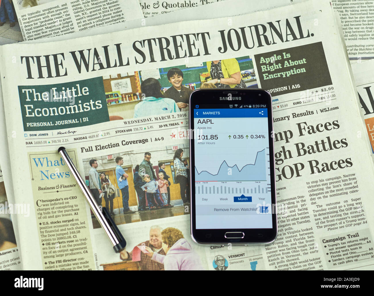MONTREAL, Canada - 3 Marzo 2016 - Il Wall Street Journal giornale con Samsung S5 su di esso. Il Wall Street Journal è un American international daily Foto Stock
