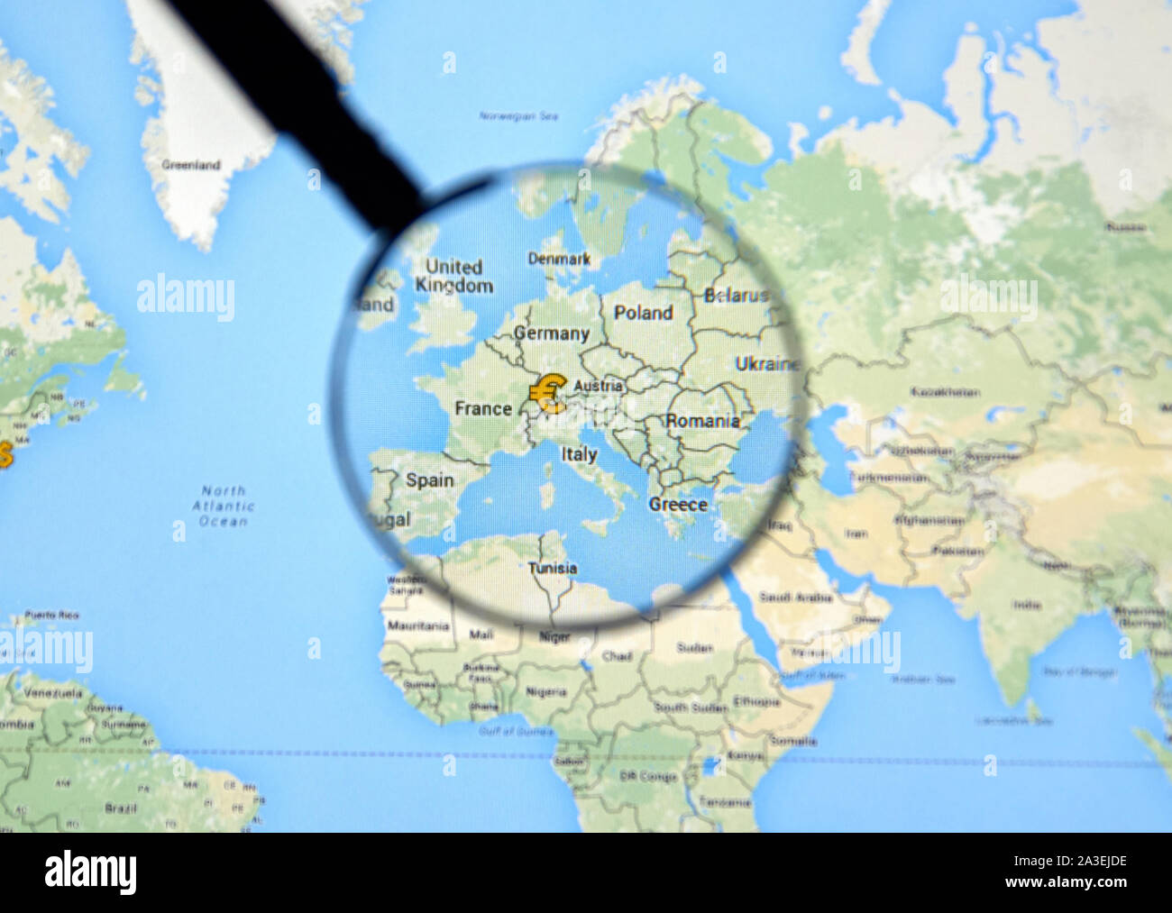 MONTREAL, CANADA - febbraio, 2016 - Europa mappa con il simbolo dell'Euro su Google Maps sotto la lente di ingrandimento. Foto Stock