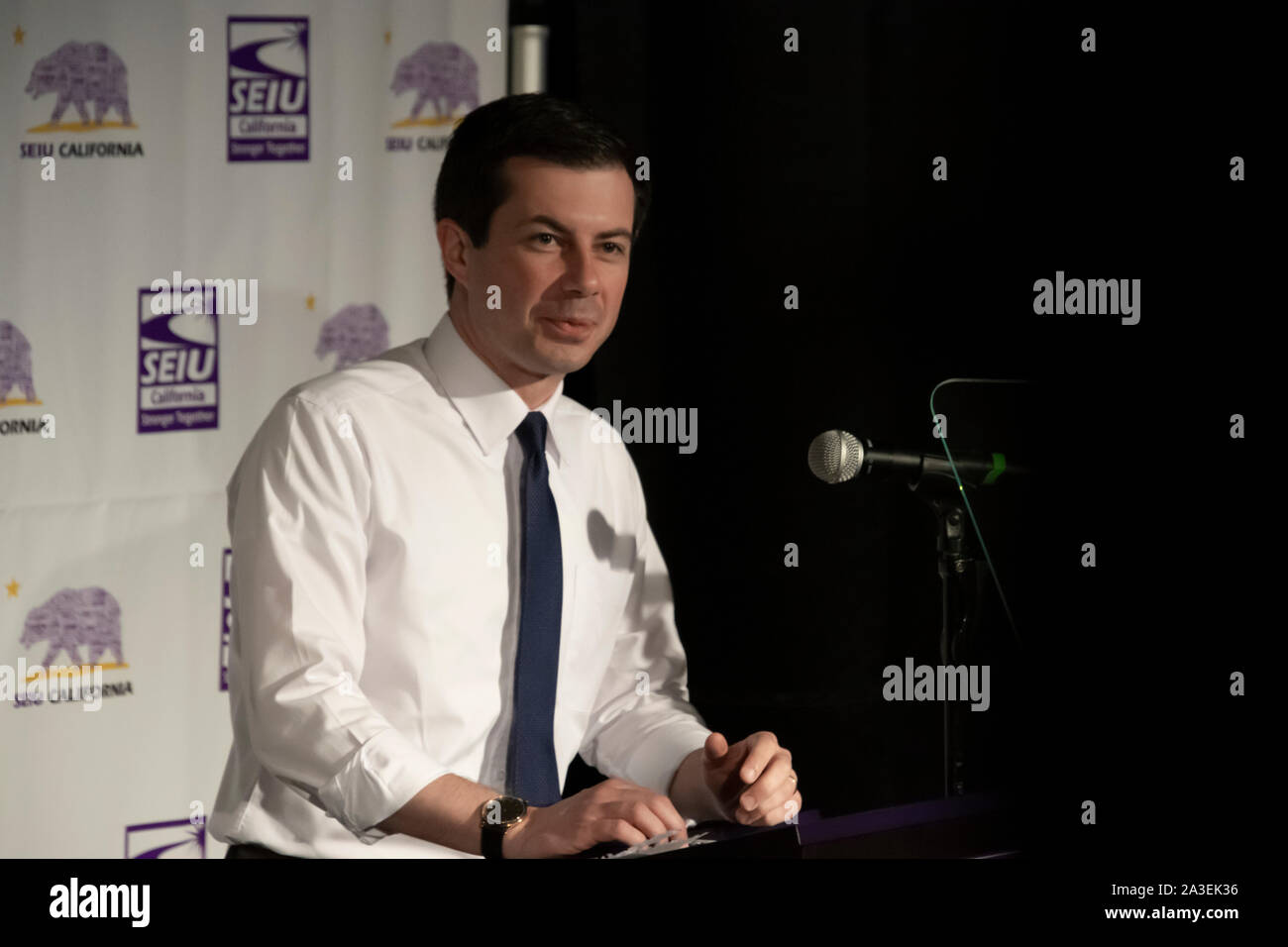 South Bend, Indiana, Sindaco Pete Buttigeig parla a un servizio dipendenti Unione Internazionale dei candidati forum di San Francisco il 1 giugno 2019. Foto Stock