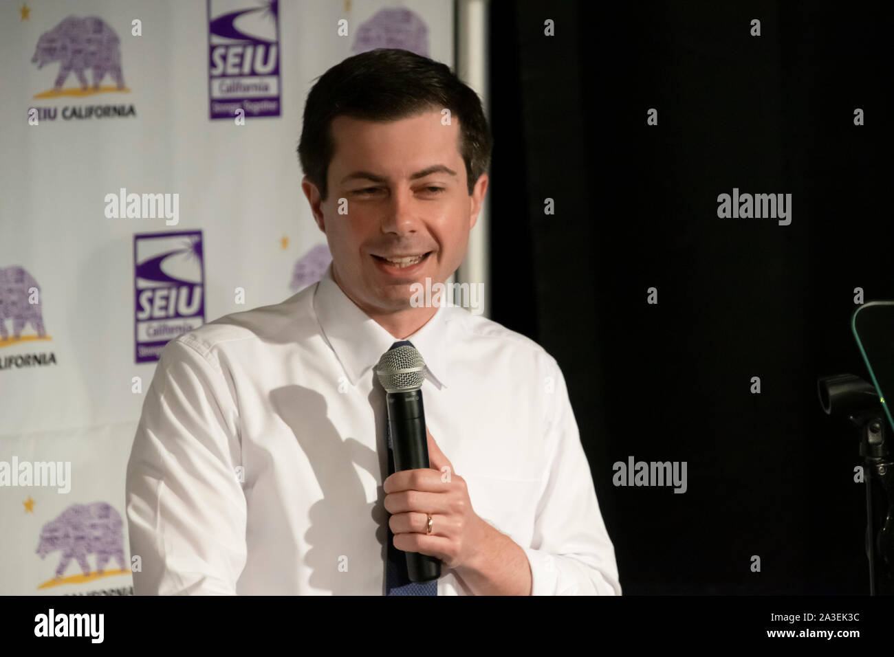 South Bend, Indiana, Sindaco Pete Buttigeig parla a un servizio dipendenti Unione Internazionale dei candidati forum di San Francisco il 1 giugno 2019. Foto Stock