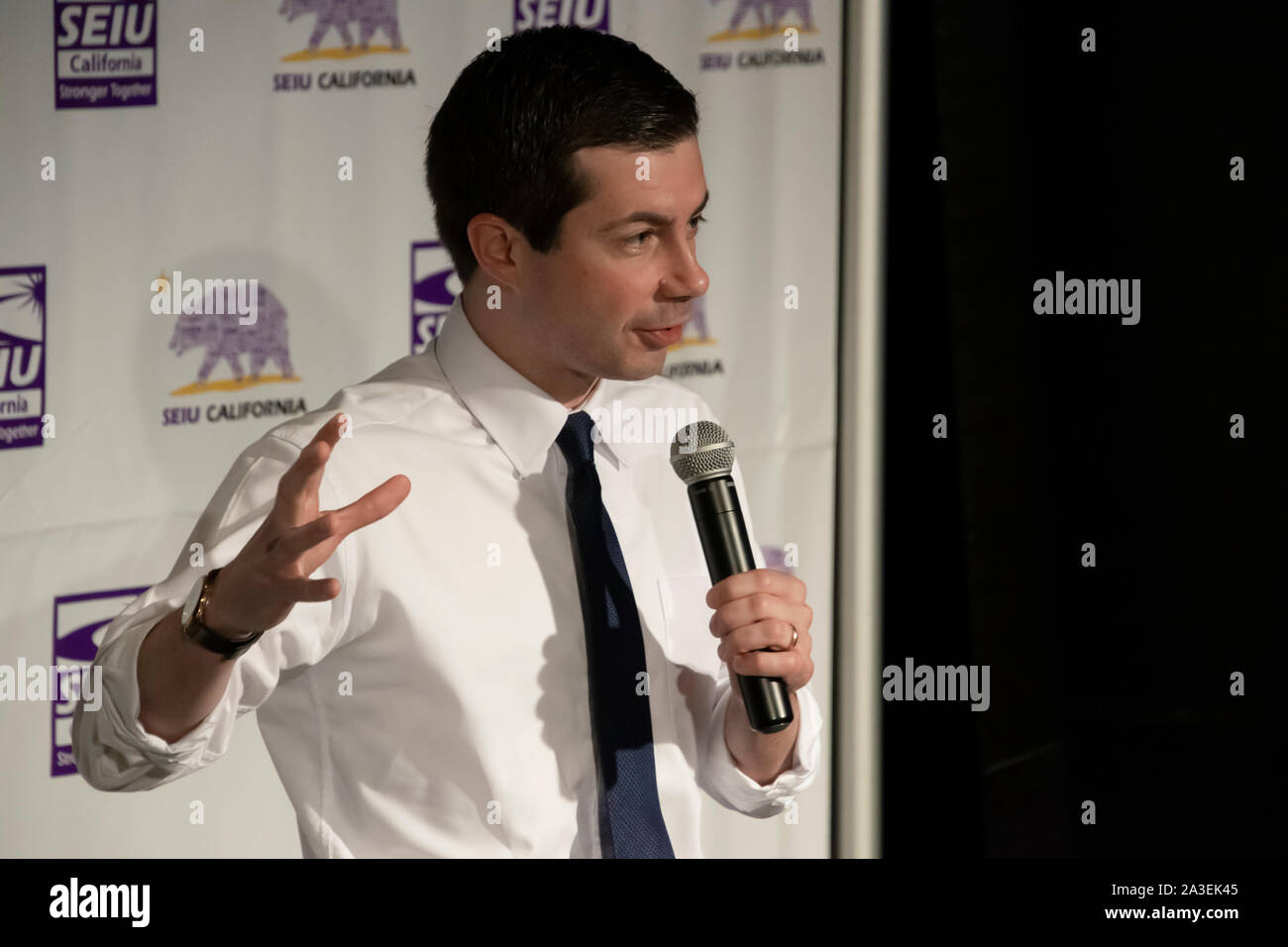 South Bend, Indiana, Sindaco Pete Buttigeig parla a un servizio dipendenti Unione Internazionale dei candidati forum di San Francisco il 1 giugno 2019. Foto Stock