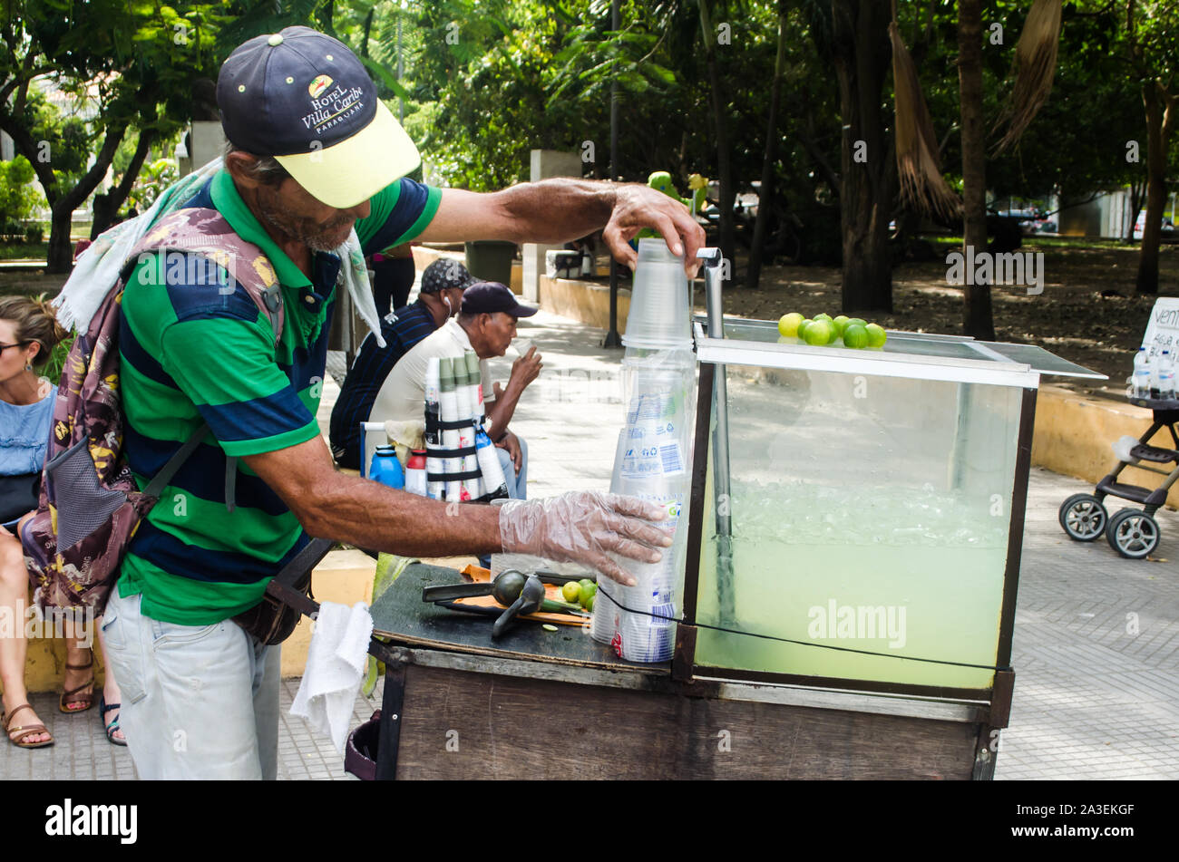 Venditore ambulante vendendo limonata in La Matuna Cartagena Foto Stock