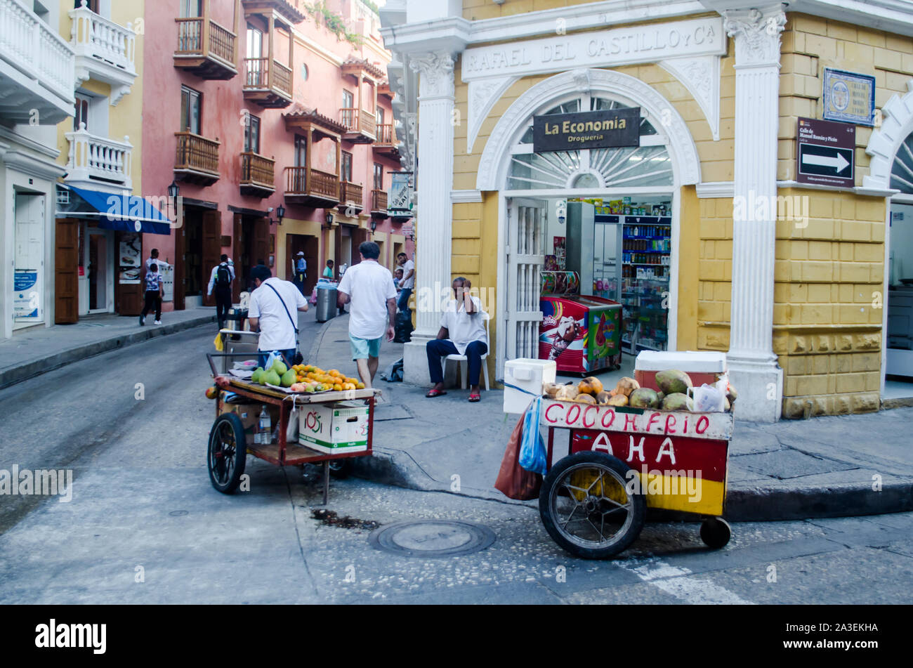 Scena di vita quotidiana nella città vecchia cinta di mura di Cartagena Foto Stock