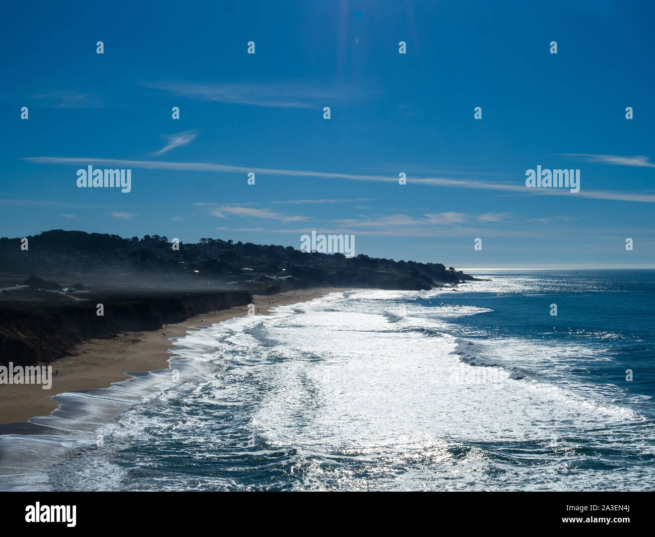 Vista della spiaggia di forti onde e cielo sereno con surfers Foto Stock