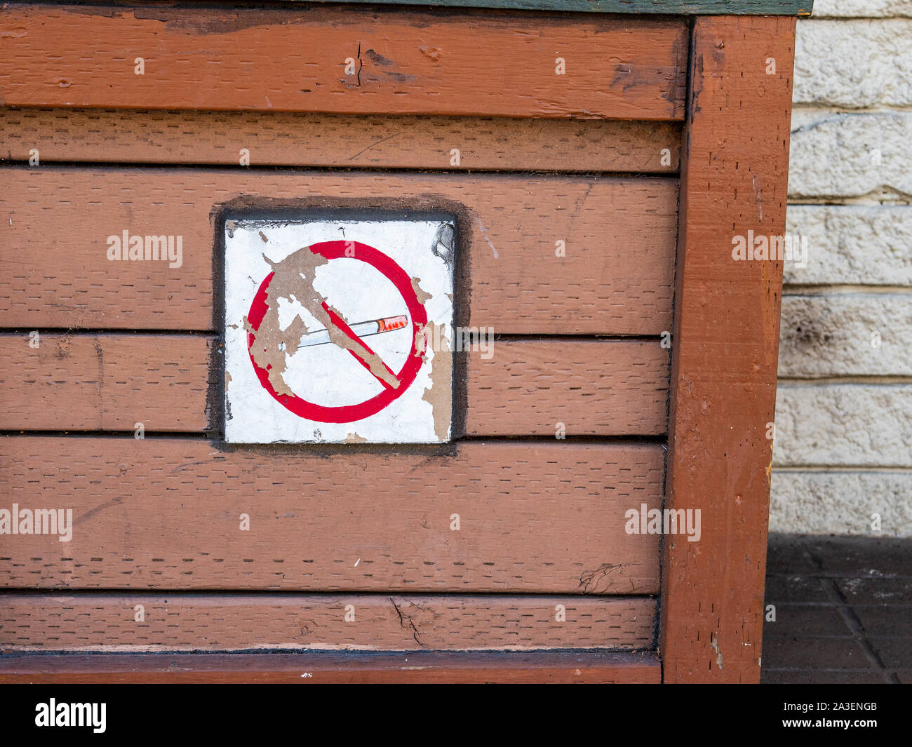 Intemperie e peeling per non fumatori Croce segno di sigaretta Foto Stock