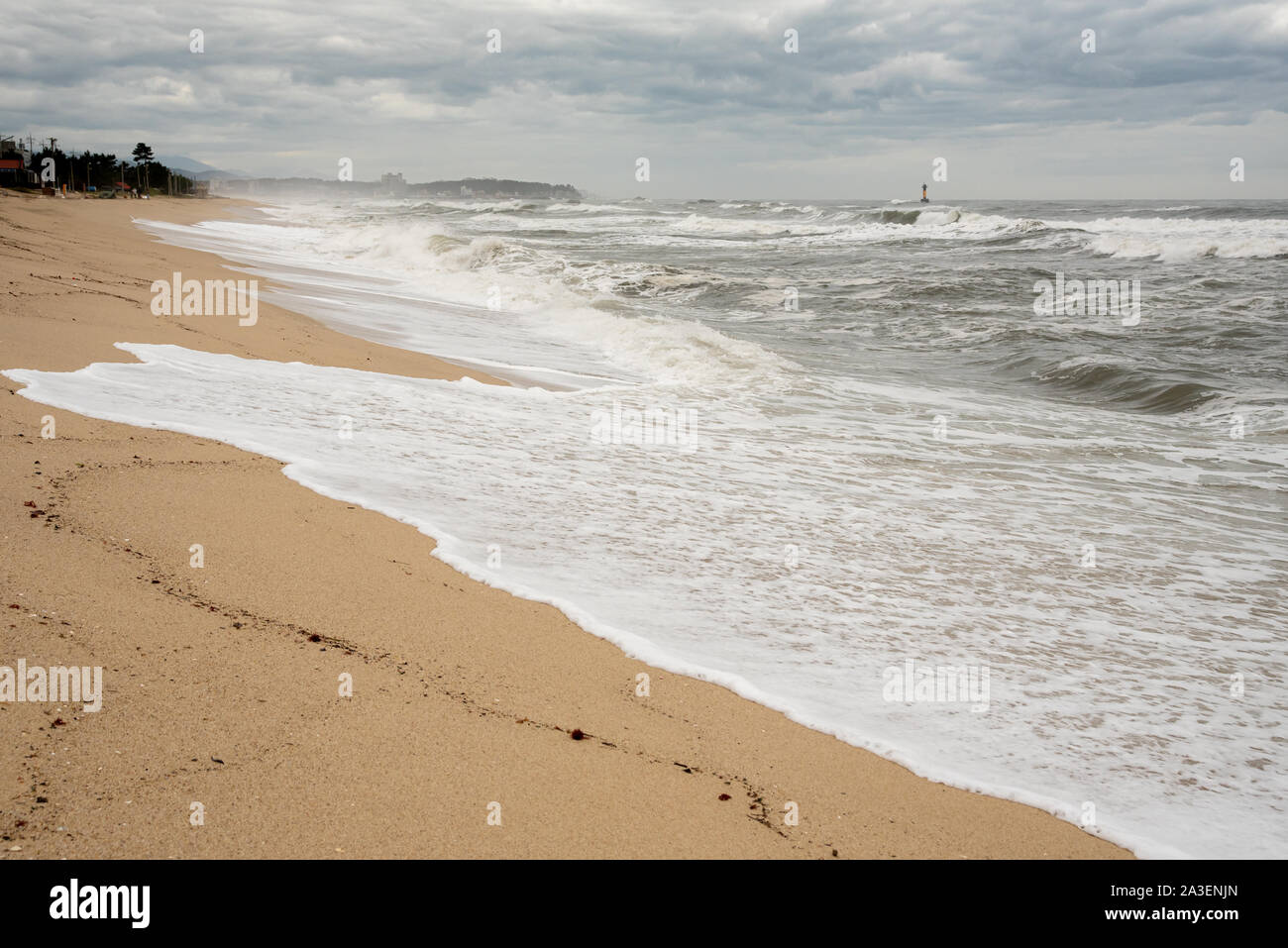 A seashore scena in cui alte onde venire con le nuvole e vento forte. Corea del Sud Donghae il mare. Foto Stock