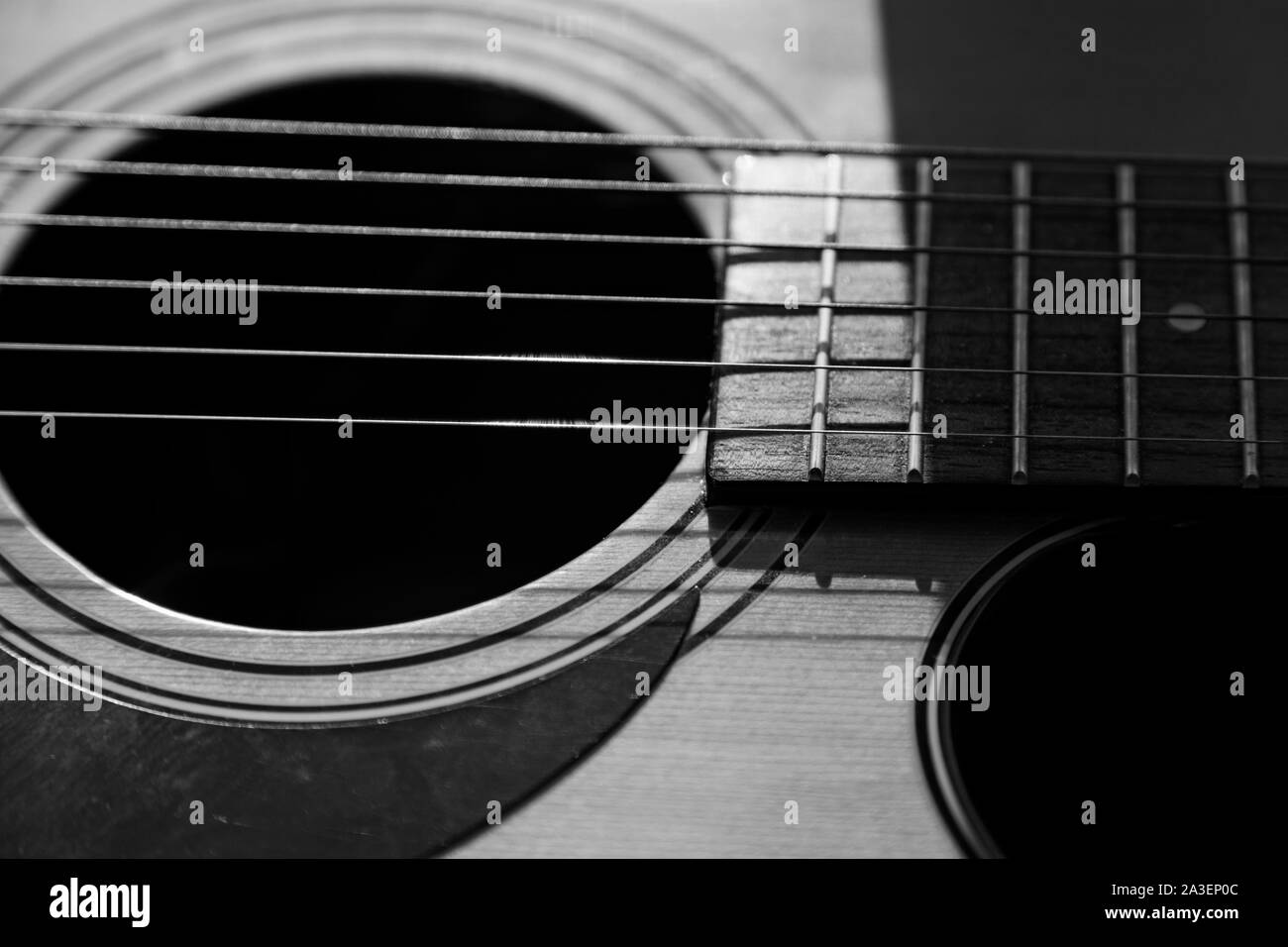 Dettaglio di una chitarra classica in bianco e nero, il foro di acustica con corde di cui sopra Foto Stock
