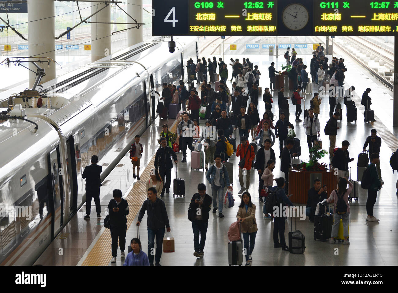 Nanjing, Nanjing, Cina. 8 Ott, 2019. Nanjing ï¼Å"CINA-Ottobre 7, 2019, ultimo giorno della Giornata Nazionale settimana d'oro, alta velocità ferroviaria Nanjing Stazione Sud segna il picco di ritorno flusso di passeggeri. Secondo la China National Railway Group Co., Ltd., l'ultimo giorno della Giornata Nazionale vacanza, la ferrovia segna il picco più alto di ritorno flusso di passeggeri, dovrebbe inviare 16.79 milioni di passeggeri, un ulteriore 1260 treni passeggeri, il più grande numero di treni aggiuntivi durante la giornata nazionale Il giorno di vacanza. Credito: SIPA Asia/ZUMA filo/Alamy Live News Foto Stock