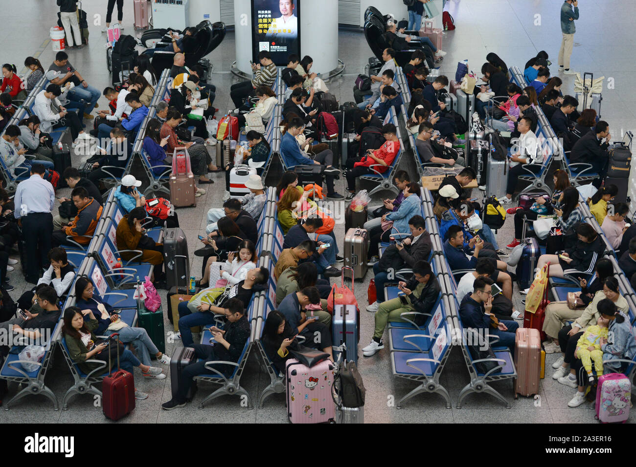 Nanjing, Nanjing, Cina. 8 Ott, 2019. Nanjing ï¼Å"CINA-Ottobre 7, 2019, ultimo giorno della Giornata Nazionale settimana d'oro, alta velocità ferroviaria Nanjing Stazione Sud segna il picco di ritorno flusso di passeggeri. Secondo la China National Railway Group Co., Ltd., l'ultimo giorno della Giornata Nazionale vacanza, la ferrovia segna il picco più alto di ritorno flusso di passeggeri, dovrebbe inviare 16.79 milioni di passeggeri, un ulteriore 1260 treni passeggeri, il più grande numero di treni aggiuntivi durante la giornata nazionale Il giorno di vacanza. Credito: SIPA Asia/ZUMA filo/Alamy Live News Foto Stock