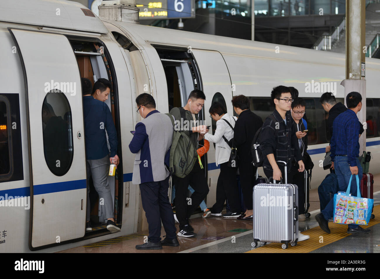 Nanjing, Nanjing, Cina. 8 Ott, 2019. Nanjing ï¼Å"CINA-Ottobre 7, 2019, ultimo giorno della Giornata Nazionale settimana d'oro, alta velocità ferroviaria Nanjing Stazione Sud segna il picco di ritorno flusso di passeggeri. Secondo la China National Railway Group Co., Ltd., l'ultimo giorno della Giornata Nazionale vacanza, la ferrovia segna il picco più alto di ritorno flusso di passeggeri, dovrebbe inviare 16.79 milioni di passeggeri, un ulteriore 1260 treni passeggeri, il più grande numero di treni aggiuntivi durante la giornata nazionale Il giorno di vacanza. Credito: SIPA Asia/ZUMA filo/Alamy Live News Foto Stock