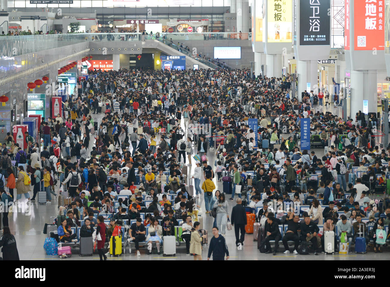 Nanjing, Nanjing, Cina. 8 Ott, 2019. Nanjing ï¼Å"CINA-Ottobre 7, 2019, ultimo giorno della Giornata Nazionale settimana d'oro, alta velocità ferroviaria Nanjing Stazione Sud segna il picco di ritorno flusso di passeggeri. Secondo la China National Railway Group Co., Ltd., l'ultimo giorno della Giornata Nazionale vacanza, la ferrovia segna il picco più alto di ritorno flusso di passeggeri, dovrebbe inviare 16.79 milioni di passeggeri, un ulteriore 1260 treni passeggeri, il più grande numero di treni aggiuntivi durante la giornata nazionale Il giorno di vacanza. Credito: SIPA Asia/ZUMA filo/Alamy Live News Foto Stock