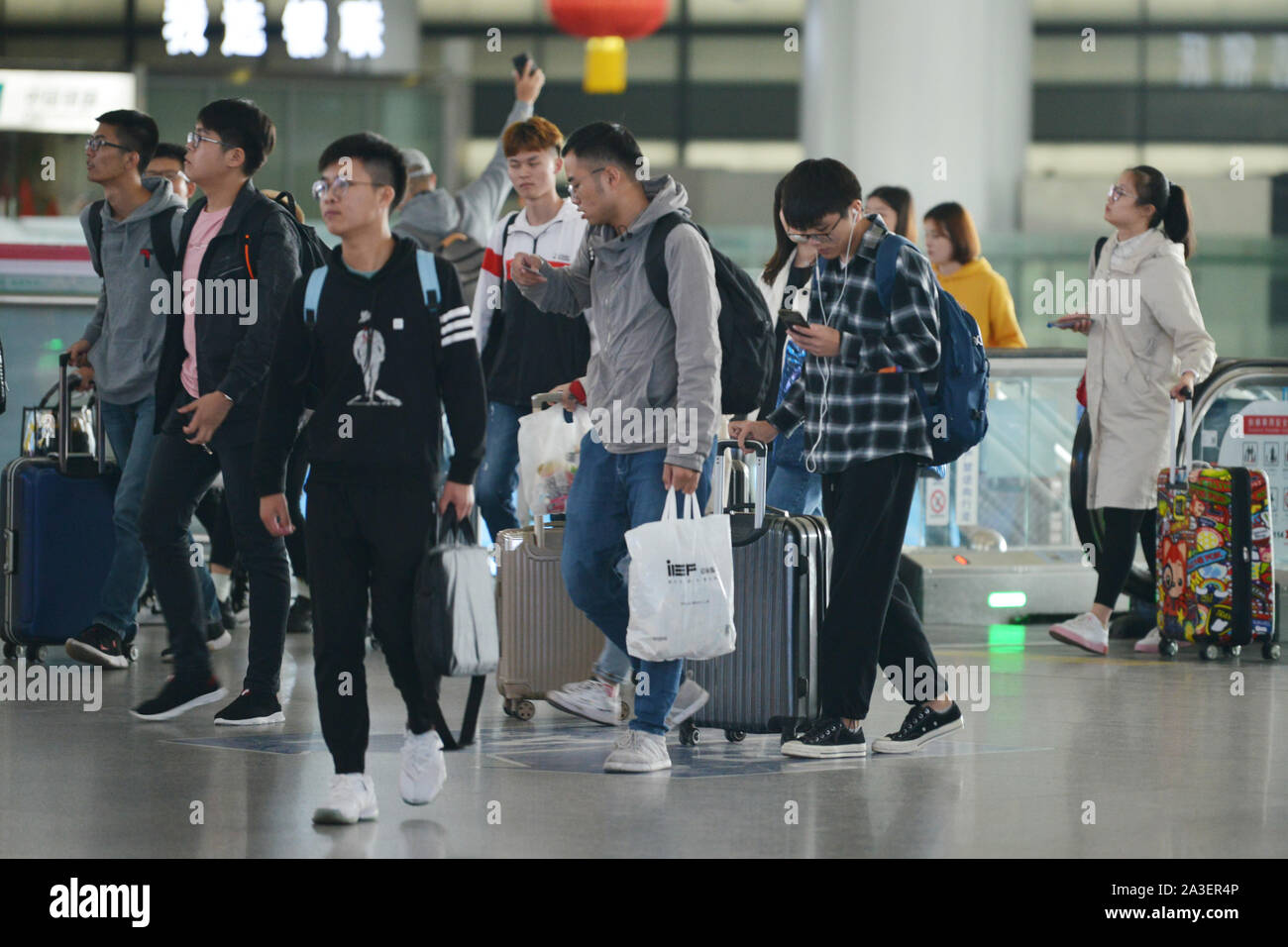 Nanjing, Nanjing, Cina. 8 Ott, 2019. Nanjing ï¼Å"CINA-Ottobre 7, 2019, ultimo giorno della Giornata Nazionale settimana d'oro, alta velocità ferroviaria Nanjing Stazione Sud segna il picco di ritorno flusso di passeggeri. Secondo la China National Railway Group Co., Ltd., l'ultimo giorno della Giornata Nazionale vacanza, la ferrovia segna il picco più alto di ritorno flusso di passeggeri, dovrebbe inviare 16.79 milioni di passeggeri, un ulteriore 1260 treni passeggeri, il più grande numero di treni aggiuntivi durante la giornata nazionale Il giorno di vacanza. Credito: SIPA Asia/ZUMA filo/Alamy Live News Foto Stock