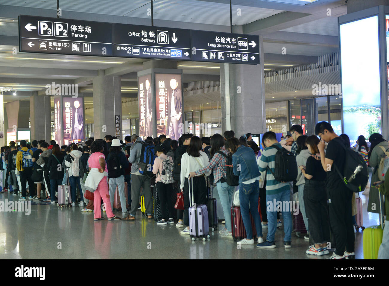 Nanjing, Nanjing, Cina. 8 Ott, 2019. Nanjing ï¼Å"CINA-Ottobre 7, 2019, ultimo giorno della Giornata Nazionale settimana d'oro, alta velocità ferroviaria Nanjing Stazione Sud segna il picco di ritorno flusso di passeggeri. Secondo la China National Railway Group Co., Ltd., l'ultimo giorno della Giornata Nazionale vacanza, la ferrovia segna il picco più alto di ritorno flusso di passeggeri, dovrebbe inviare 16.79 milioni di passeggeri, un ulteriore 1260 treni passeggeri, il più grande numero di treni aggiuntivi durante la giornata nazionale Il giorno di vacanza. Credito: SIPA Asia/ZUMA filo/Alamy Live News Foto Stock