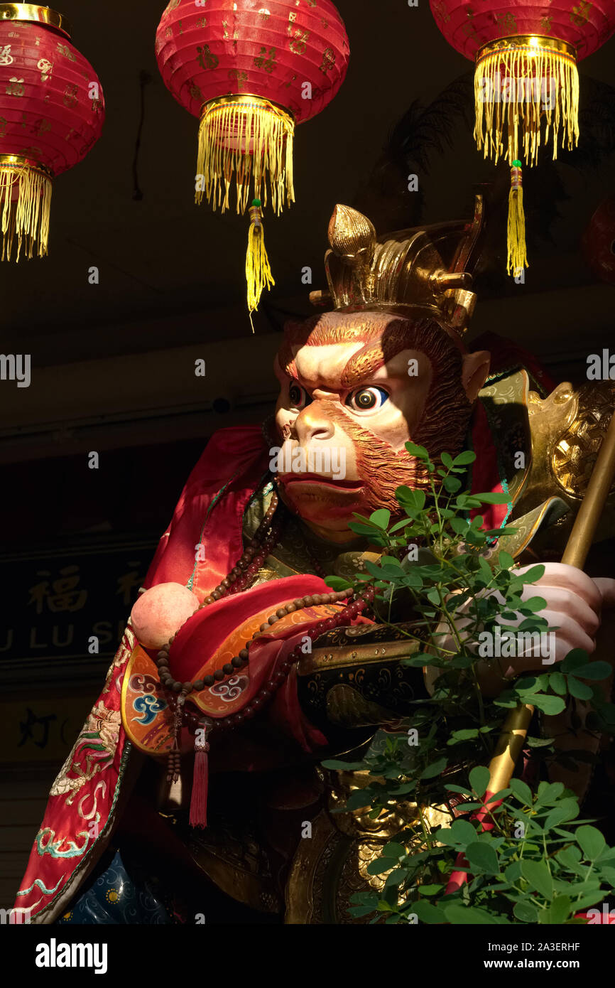 Una statua del cinese Monkey King, Sun Wukong, al di fuori di un negozio per il Rito Buddista di oggetti in Waterloo Street, l'area di Bugis, Singapore Foto Stock