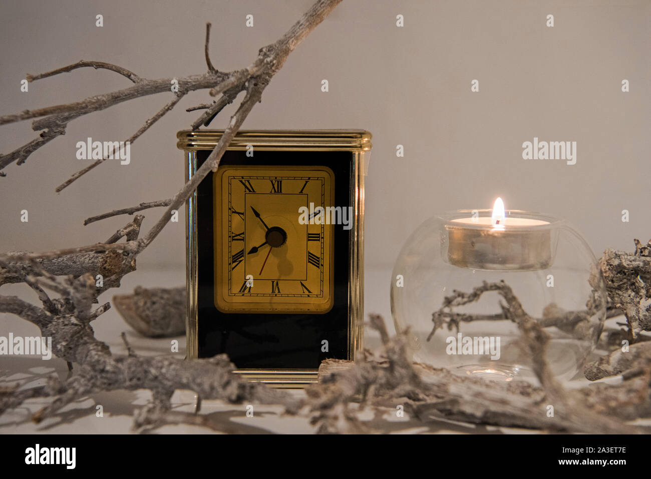 Ora legale. Orologio da parete andando al periodo invernale. Autunno astrazione. Caduta indietro nel tempo. Foto Stock