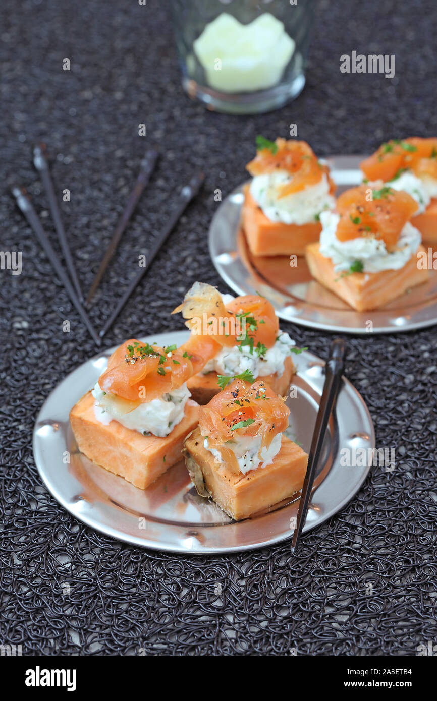 Toast de patate douce au saumon Foto Stock