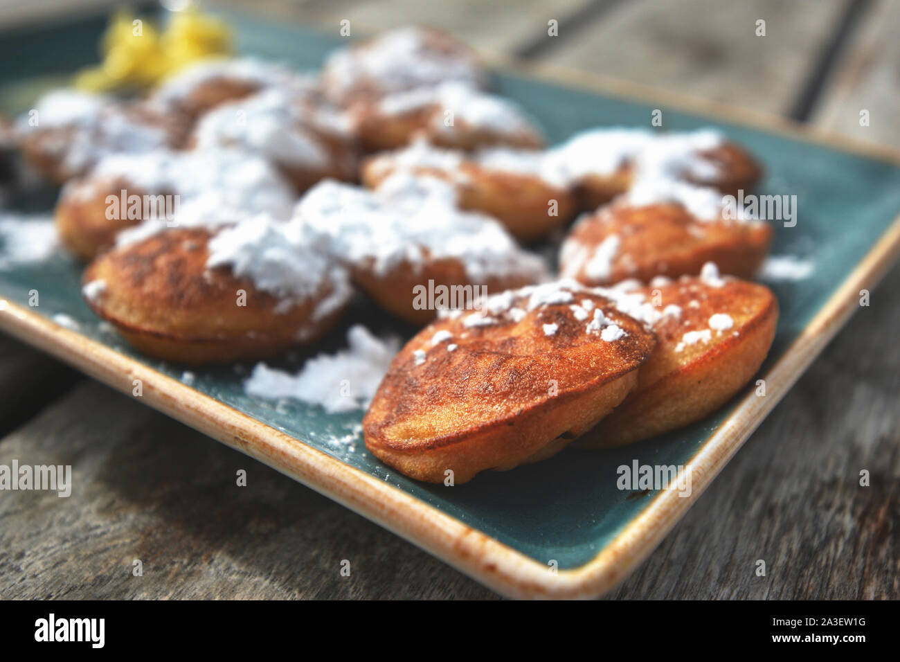 "Poffertjes', un tradizionale olandese di pastella piatto di trattare simili a piccoli, soffici pancake, servita con zucchero a velo e il burro Foto Stock