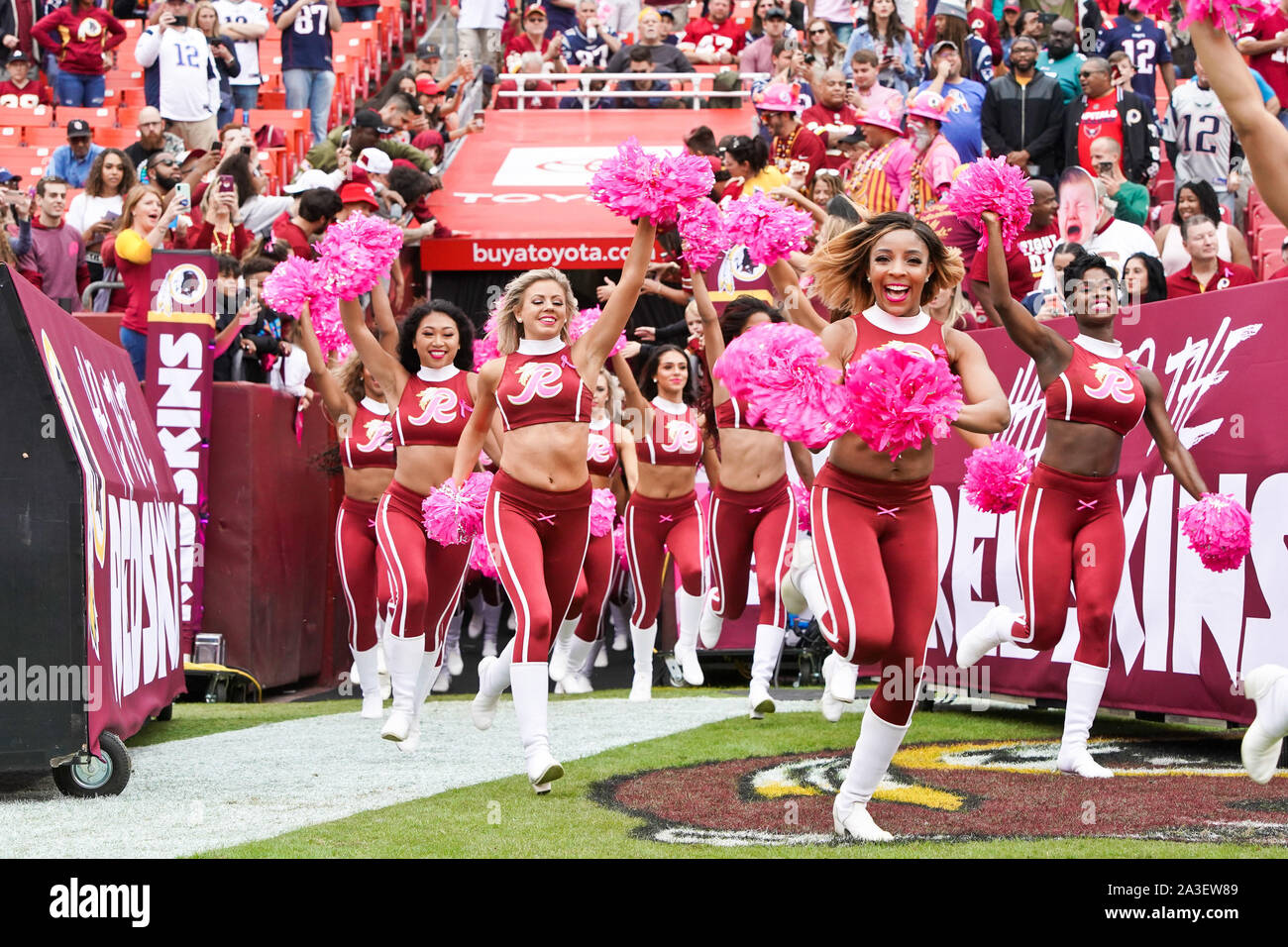 Landover, Maryland, Stati Uniti d'America. Il 7 ottobre, 2019. Washington Redskins cheerleaders uscire dal tunnel prima della partita contro il New England Patriots al campo di FedEx. I patrioti win 33-7. Credito: Debby Wong/ZUMA filo/Alamy Live News Foto Stock