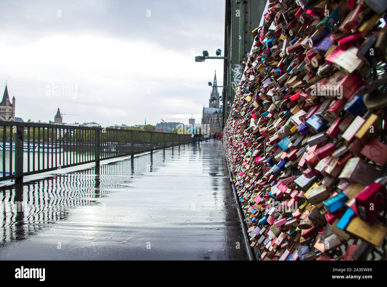 Colonia, Germania - 10.2019: migliaia di amore serrature di bloccaggio innamorati al ponte di Hohenzollern per simboleggiare il loro amore. Foto Stock