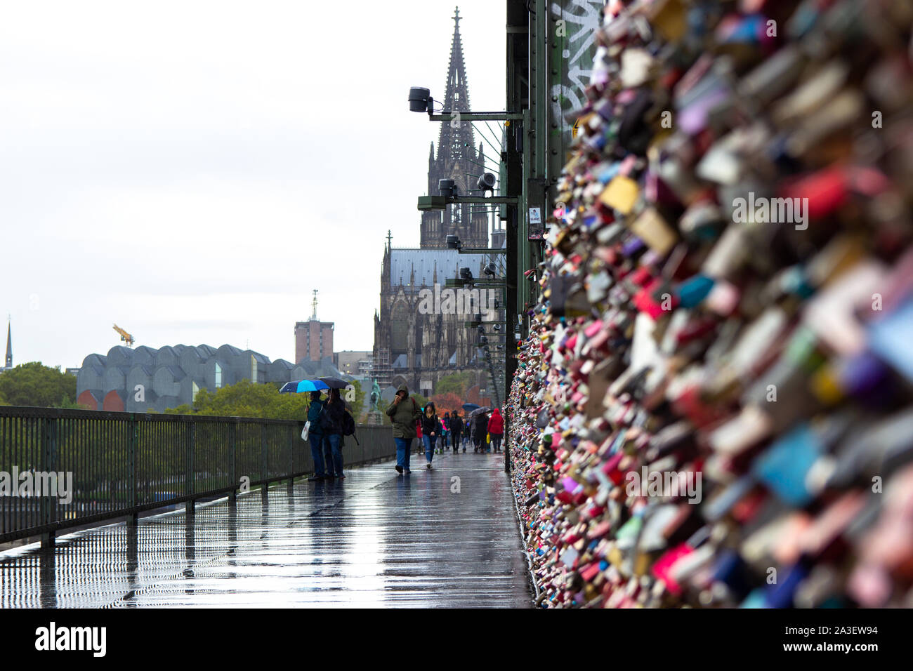 Colonia, Germania - 10.2019: migliaia di amore serrature di bloccaggio innamorati al ponte di Hohenzollern per simboleggiare il loro amore. Foto Stock